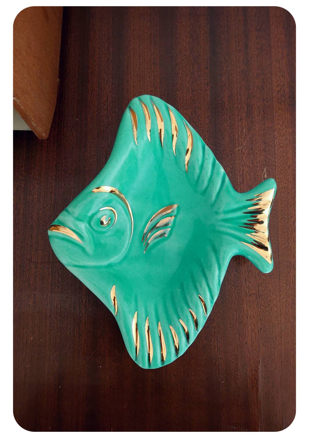 Plat Magdalithe en céramique en forme de poisson turquoise et doré des années 1950