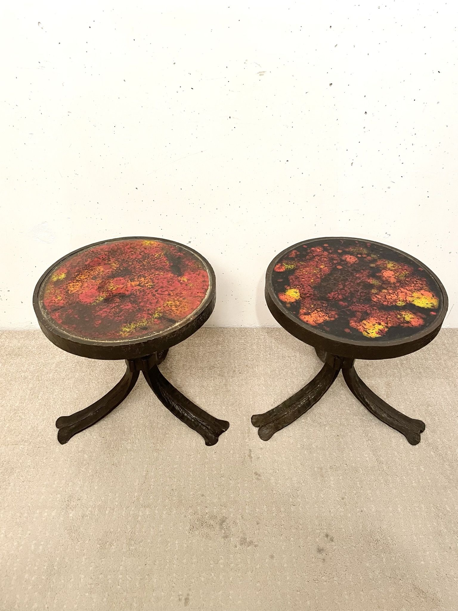 Paire de tables d’appoint brutalistes, acier et céramique, 1970