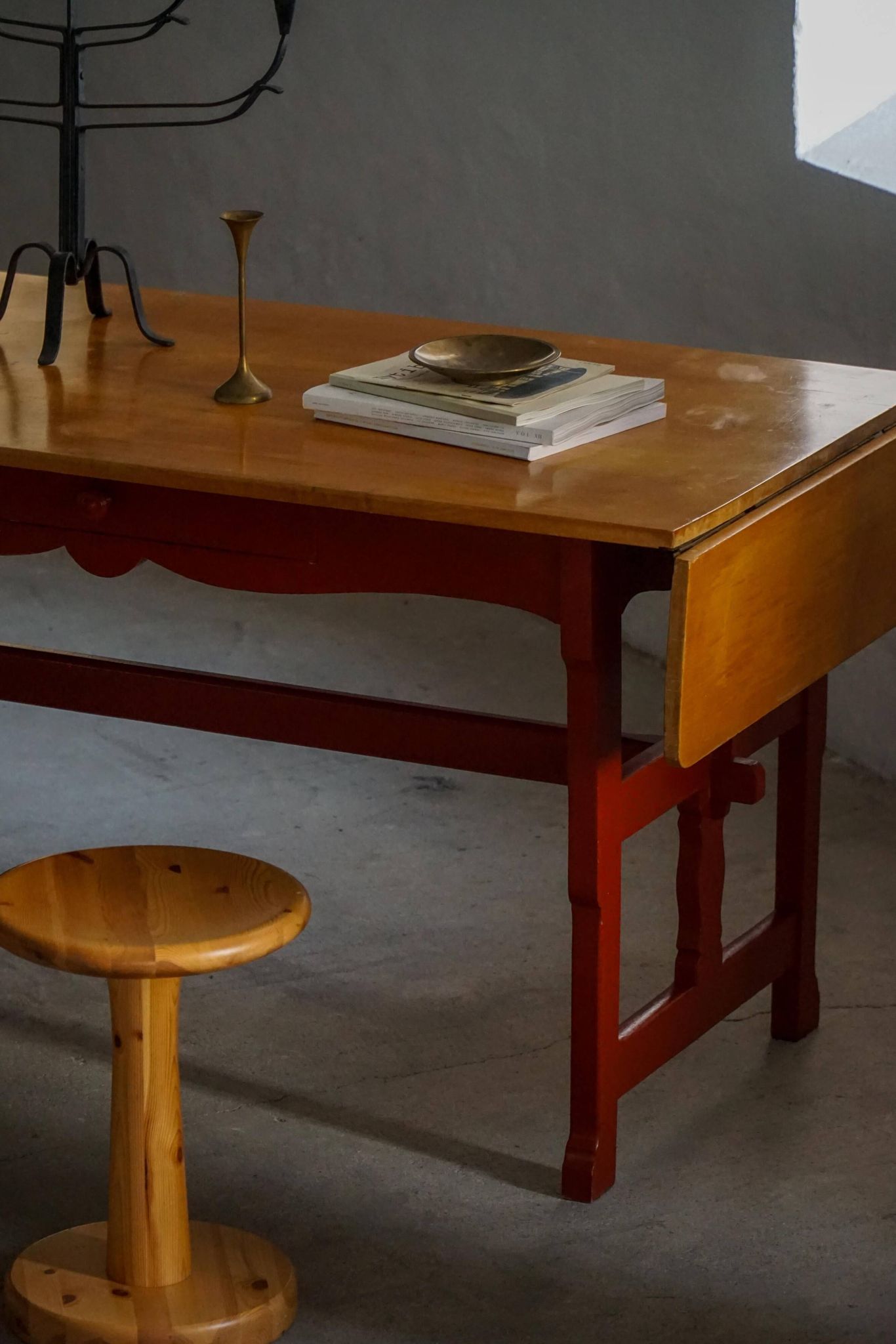 Scandinavian extendable table for writing or dining with a drawer, early 20th century.