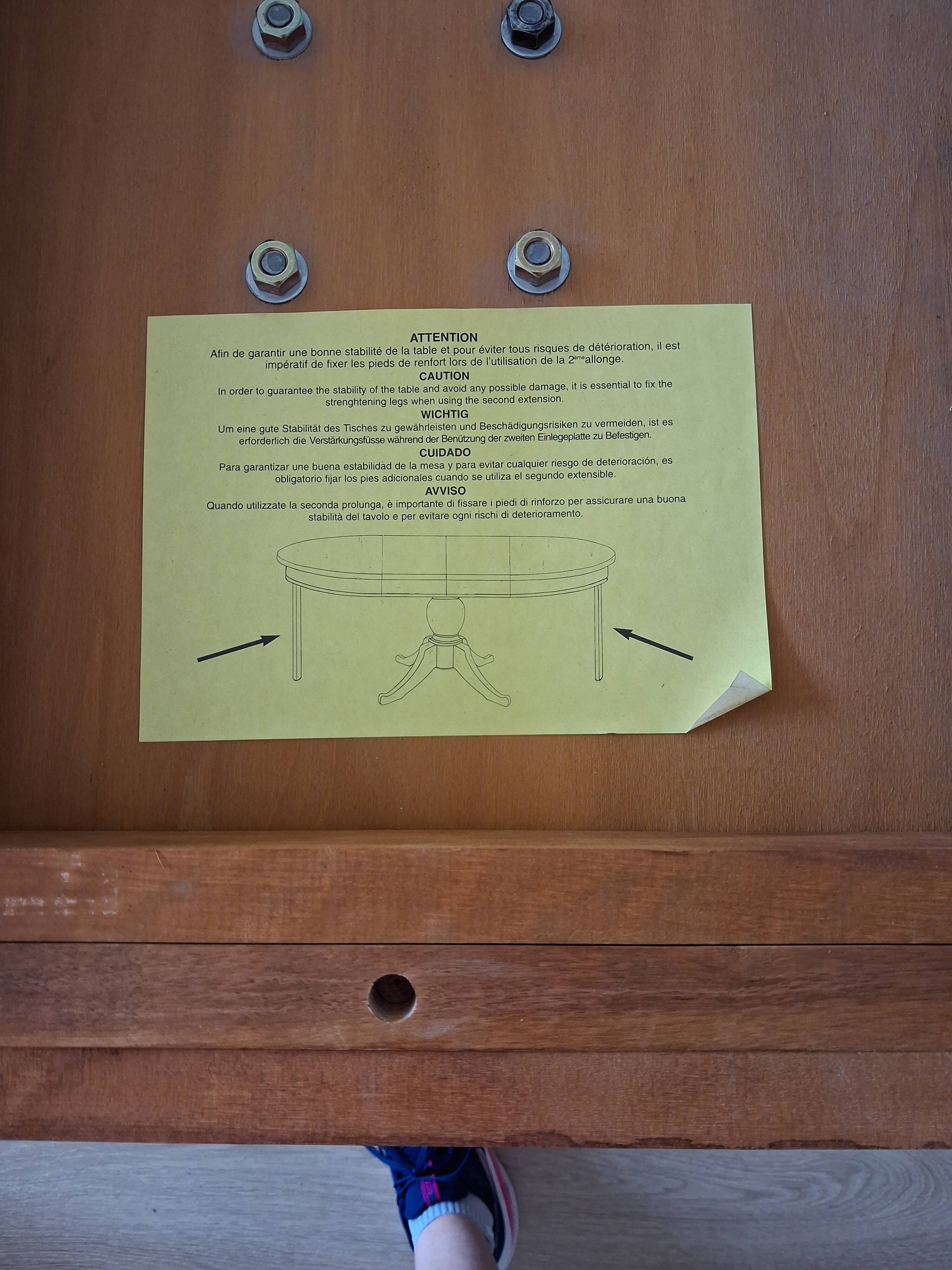 Round table in cherry wood