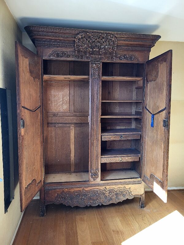 Armoire en chene sculptee du xviii ème siecle