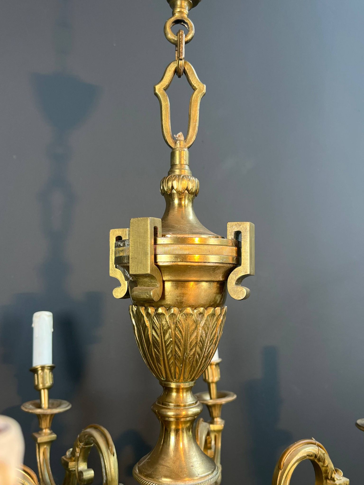 Important bronze chiseled chandelier in Louis XVI style with 8 light arms by Lucien Gau.