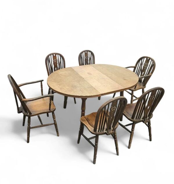 Un ensemble de salle à manger Windsor à dossier en roue légèrement patiné (7) par Oirschotse Meubelindustrie des années 1950.