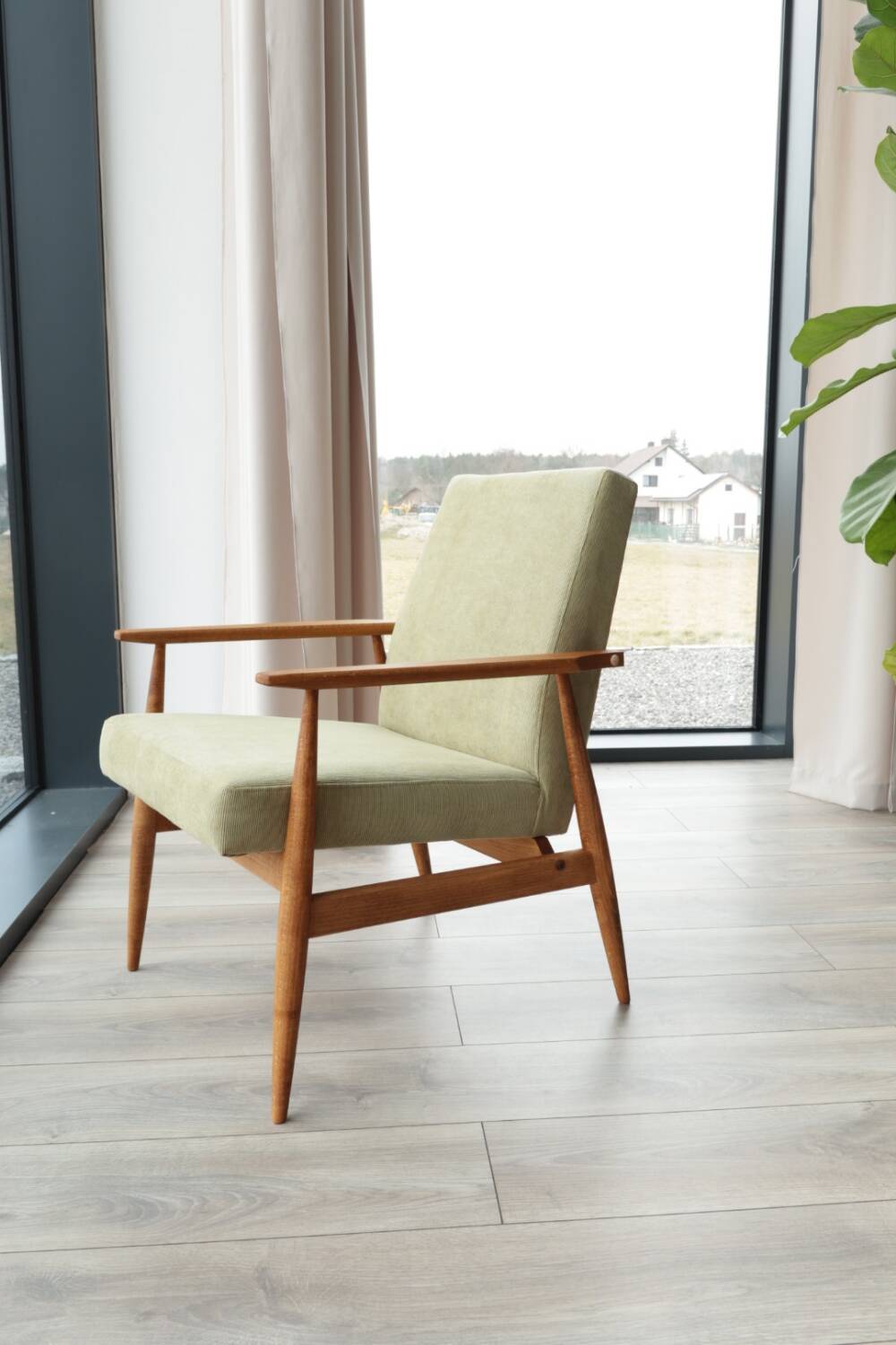 Fauteuil scandinave en bois avec repose-pieds vert olive