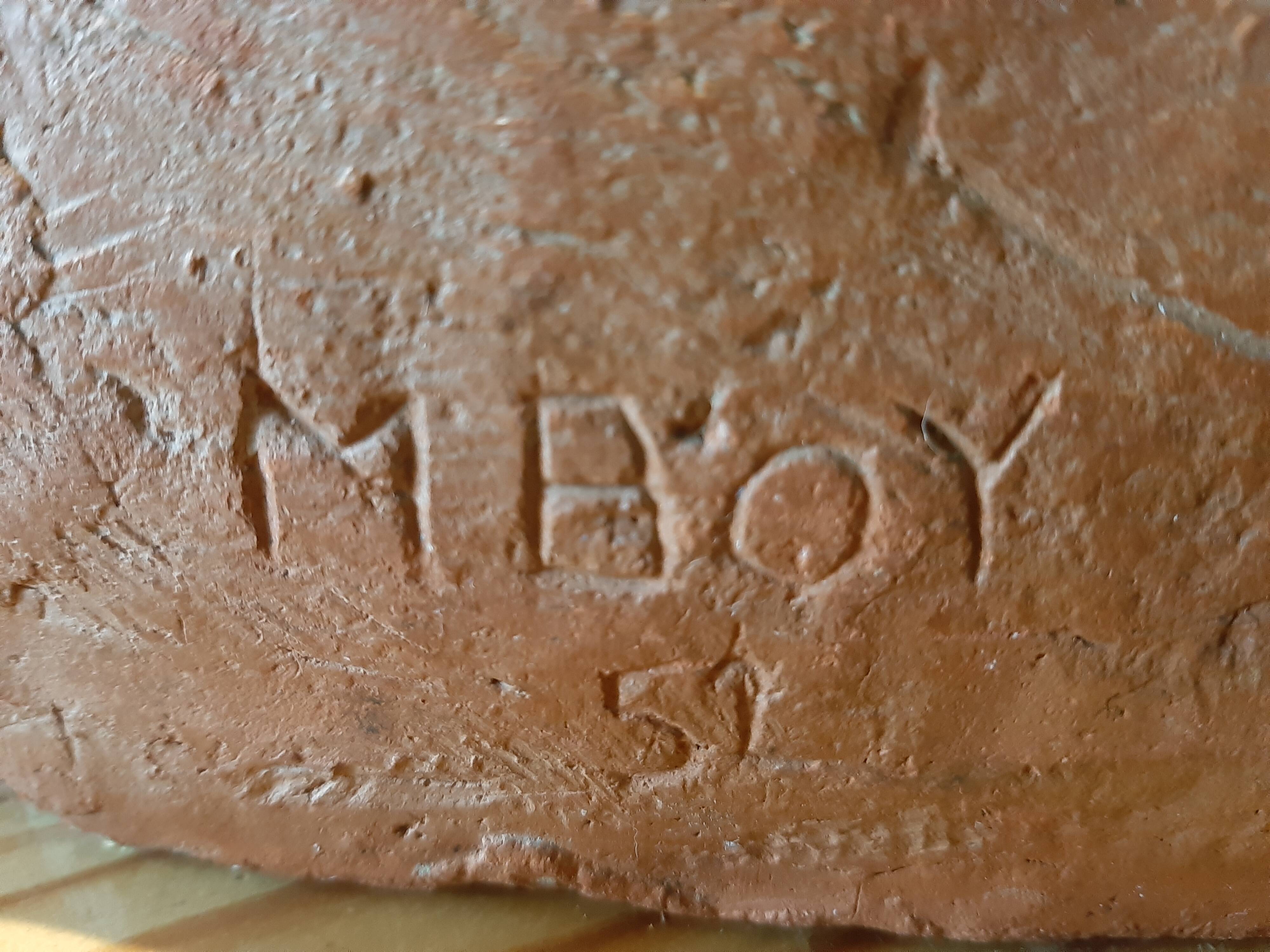 Bust woman of the 50s in terracotta