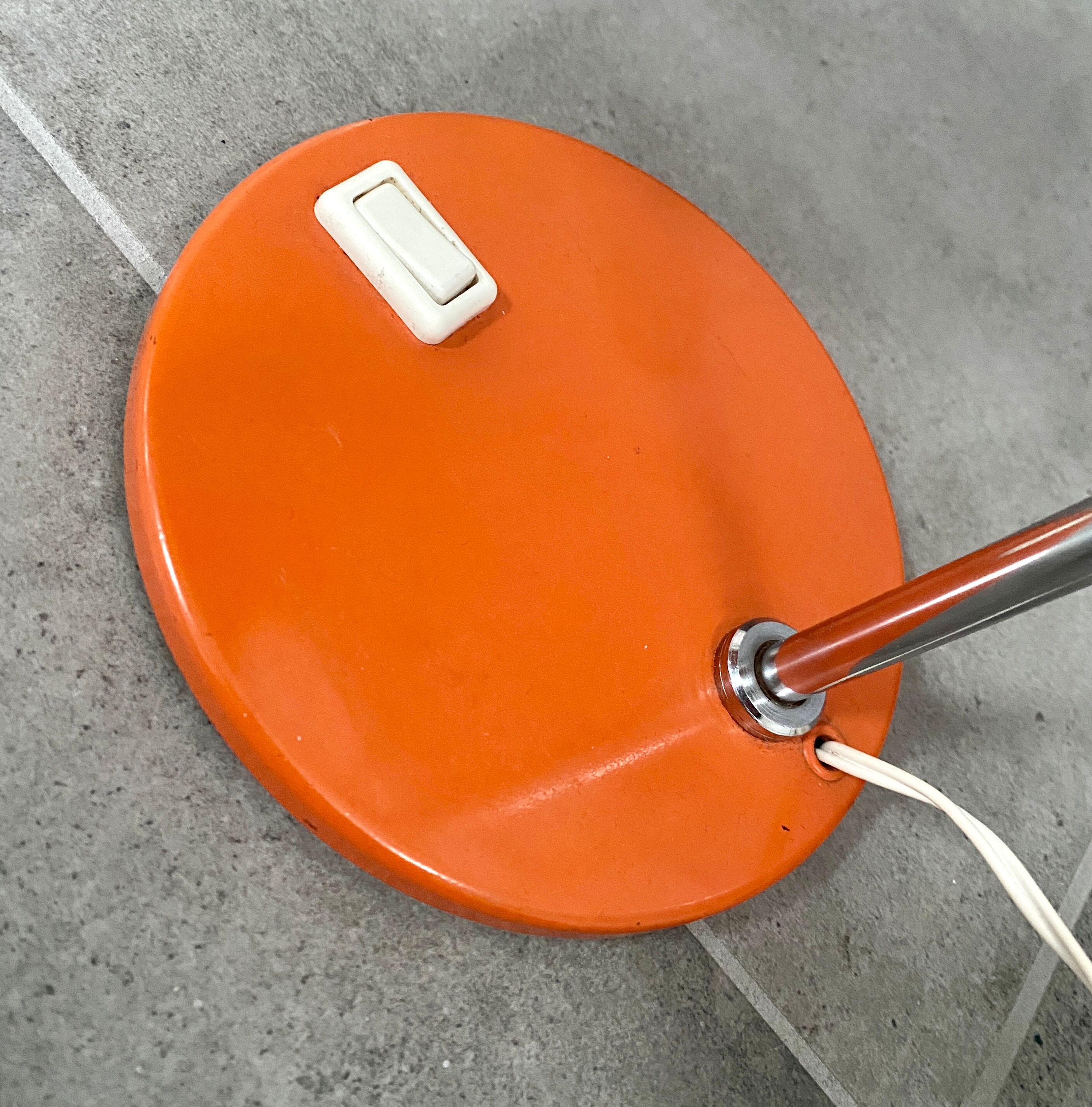 Lampe de bureau métal laqué orange et chrome, vers 1970