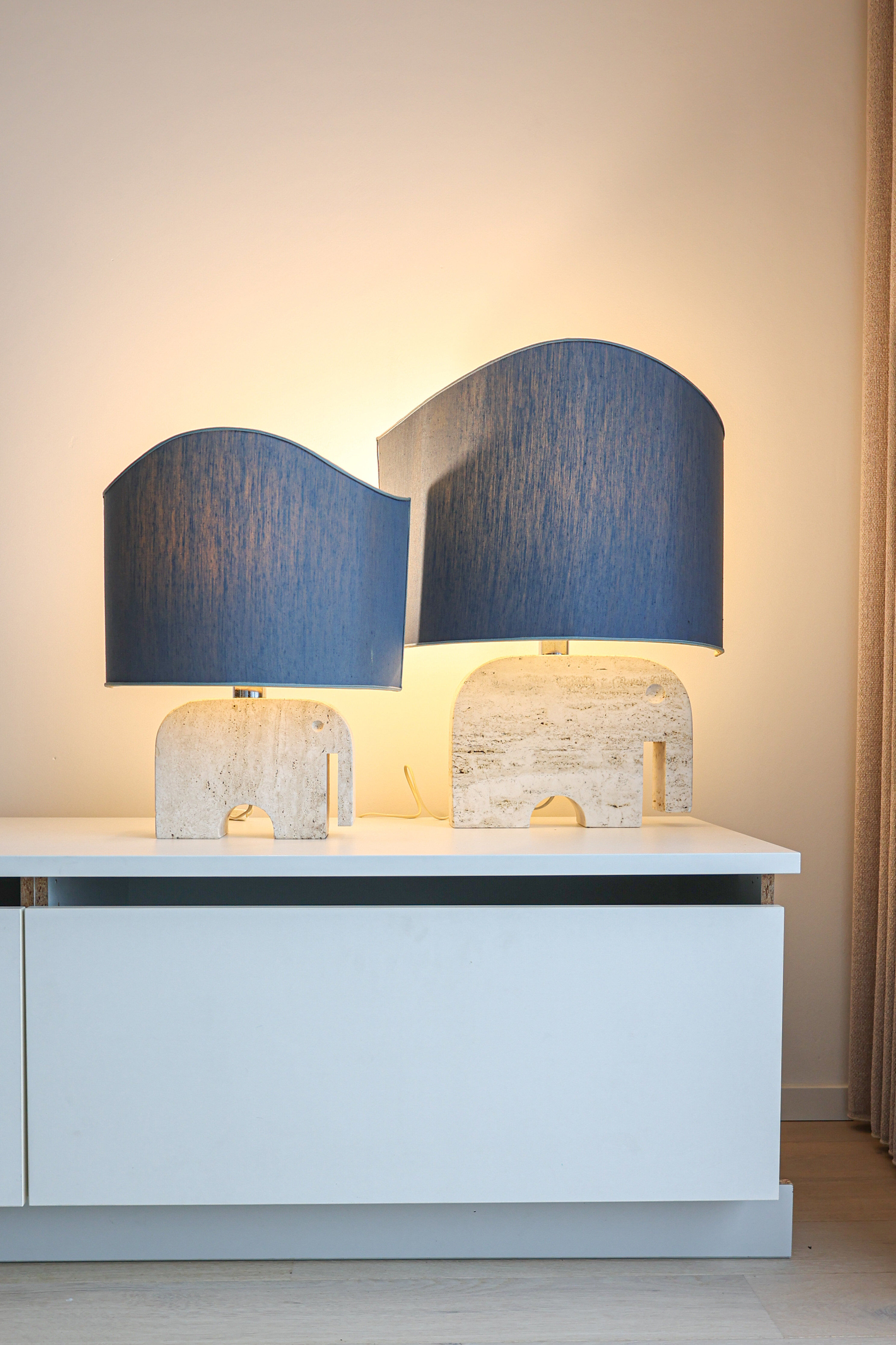 Paire de lampes de table en travertin en forme d'éléphant, signées Fratelli Mannelli, années 1970, Italie