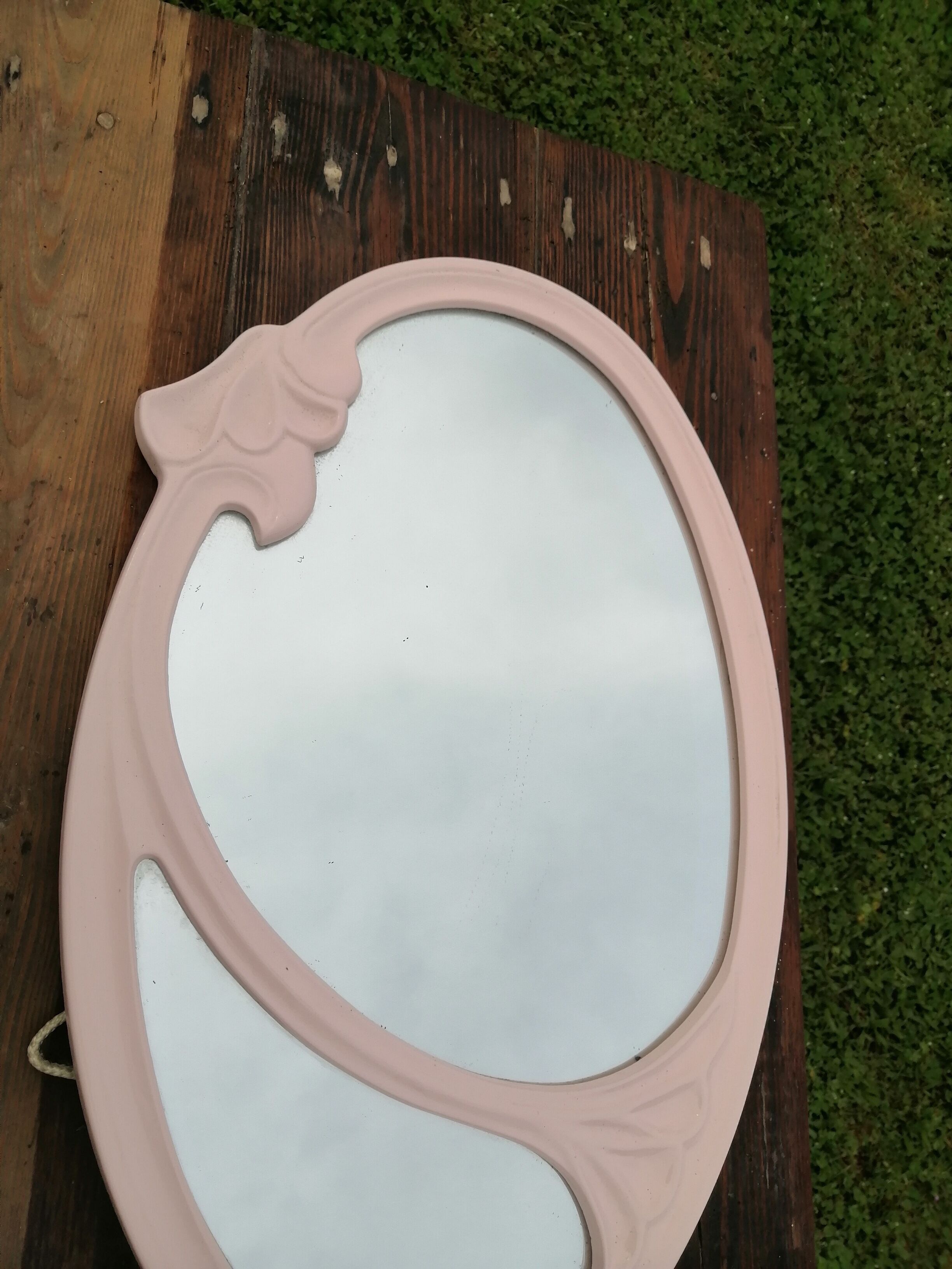 Oval mirror in pink cast iron layette
