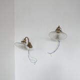 Paire d'appliques en laiton et en verre