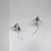 Paire d'appliques en laiton et en verre