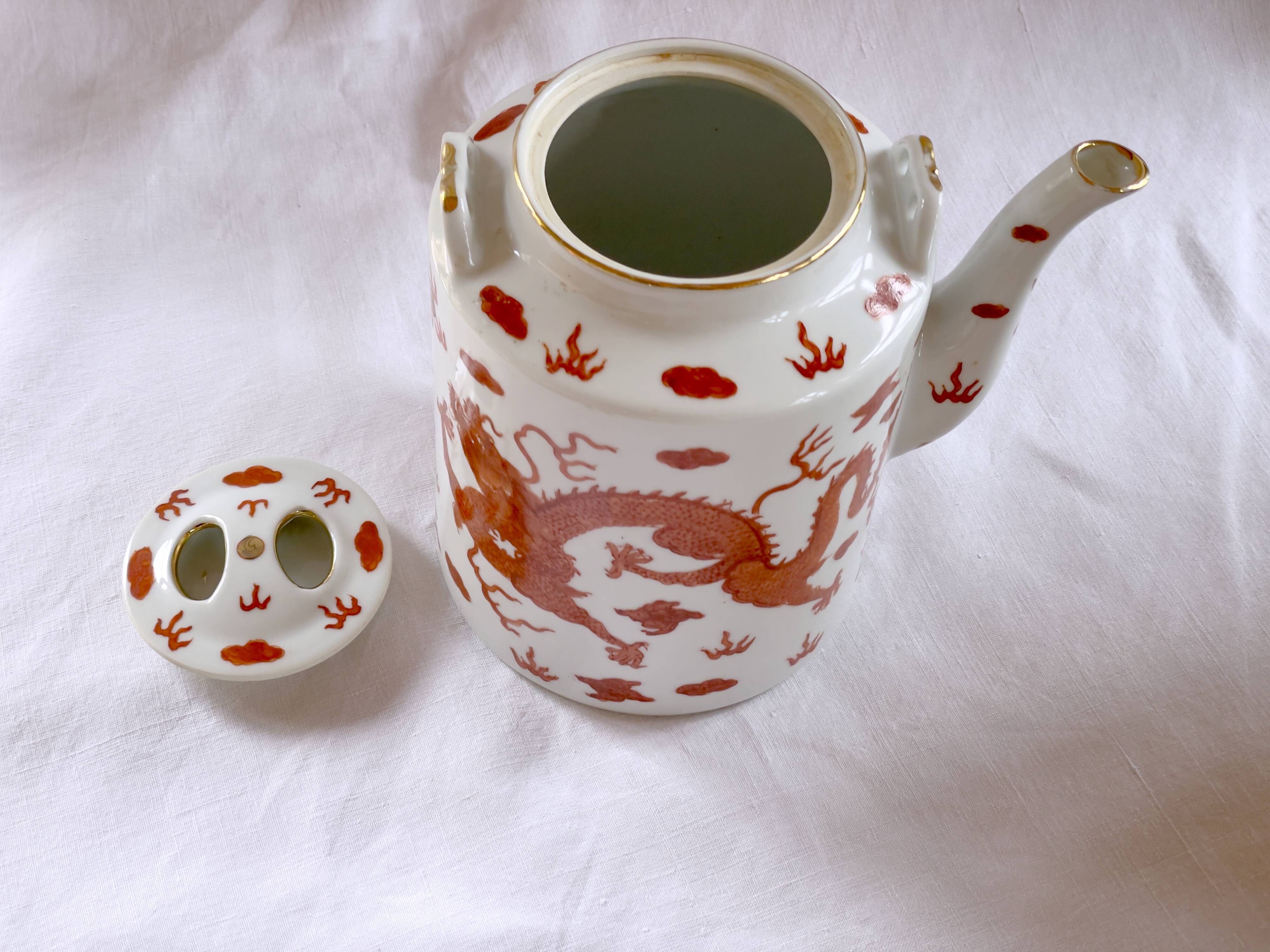 Teapot decorated with 2 dragons Republic 1912-1949 China