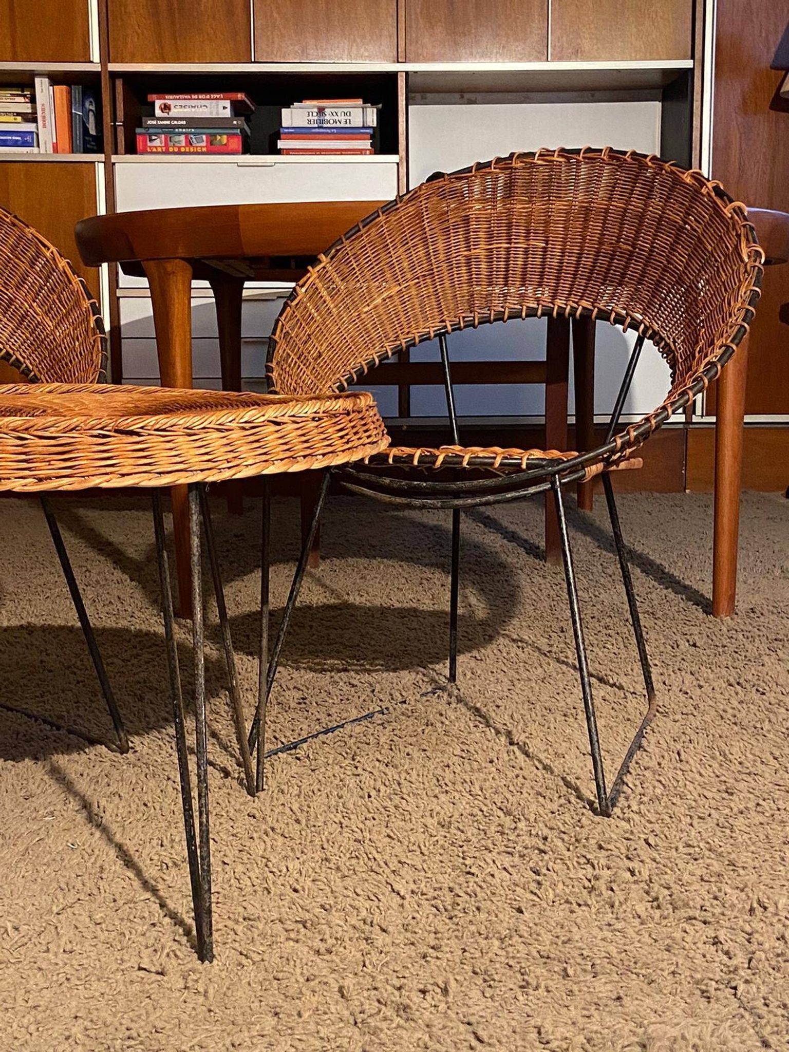 Set of 2 wicker armchairs and coffee table Raoul Guy 1950