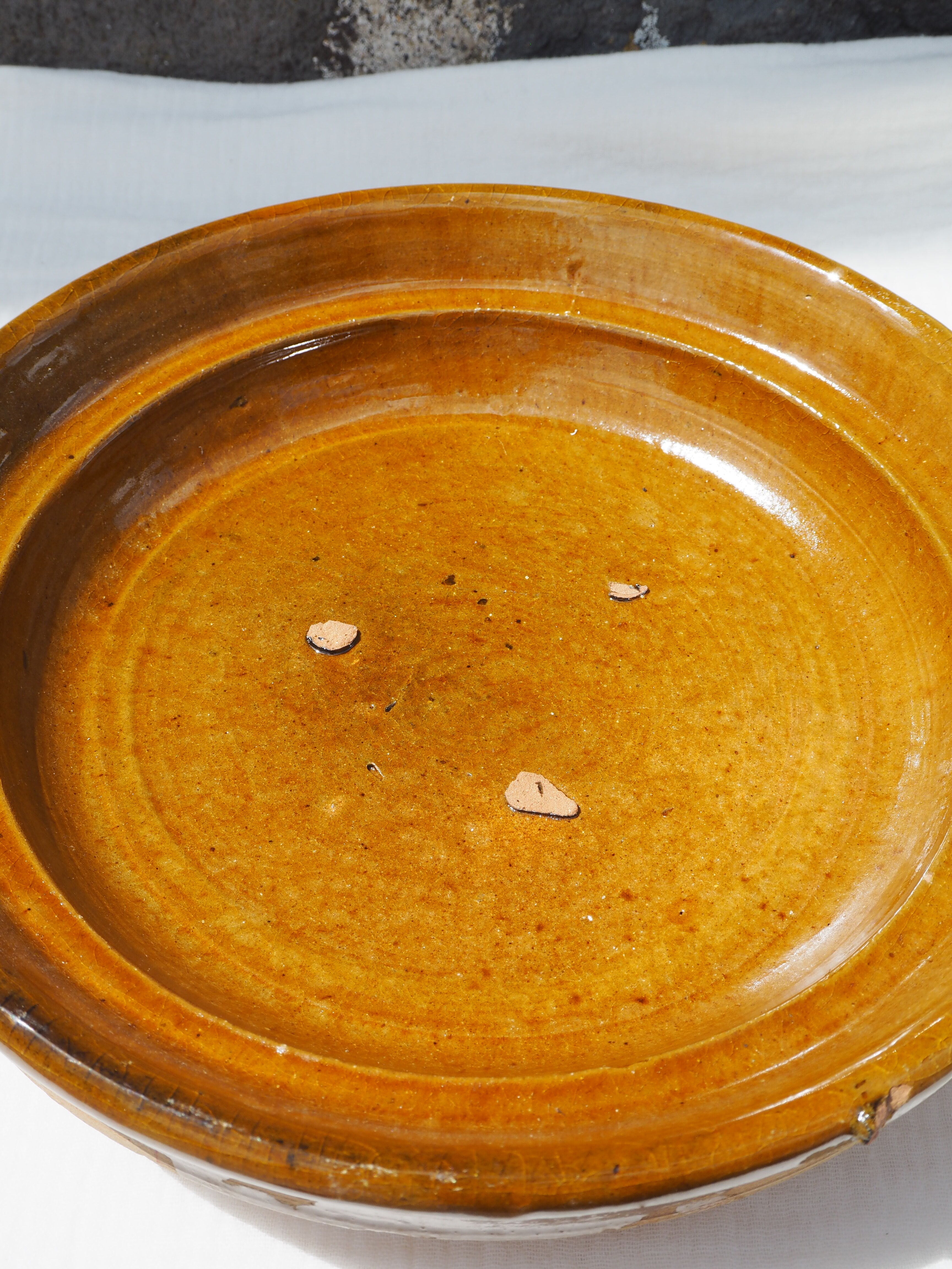 Plat à tajine artisanal en terre cuite