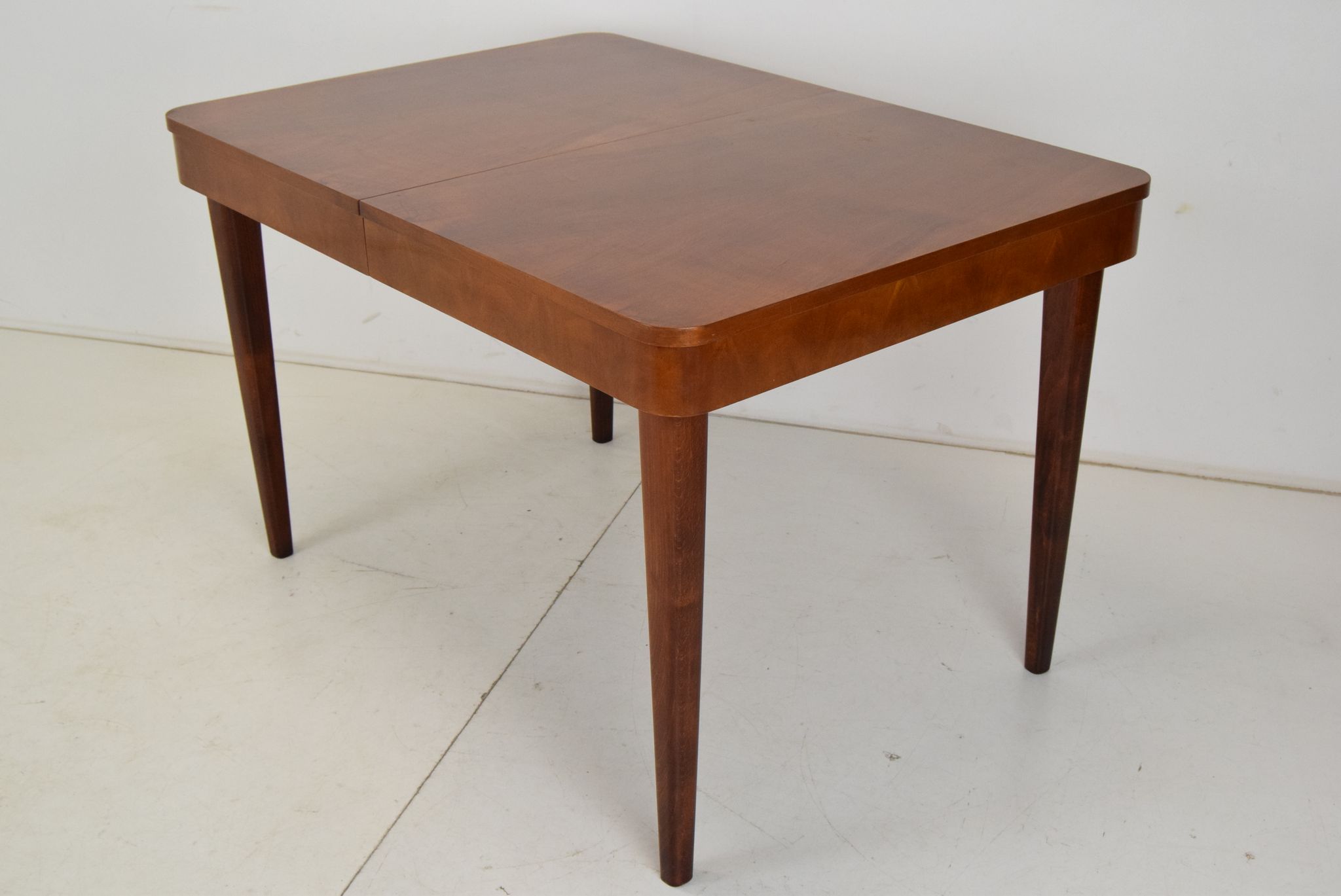 Table à manger extensible Art déco, conçue par Jindrich Halabala, années 1940.