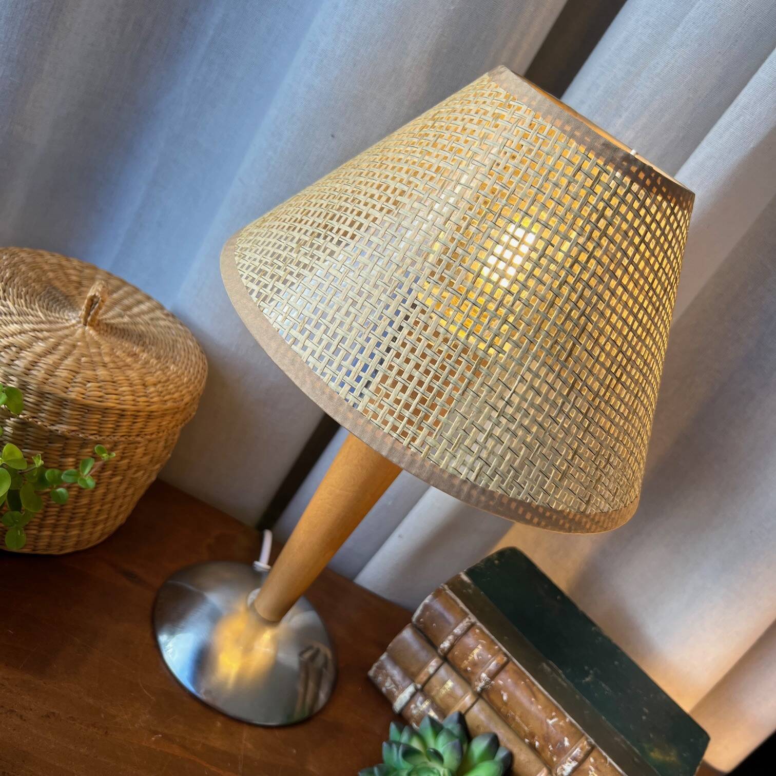 Lampe chrome & bois, abat-jour esprit osier