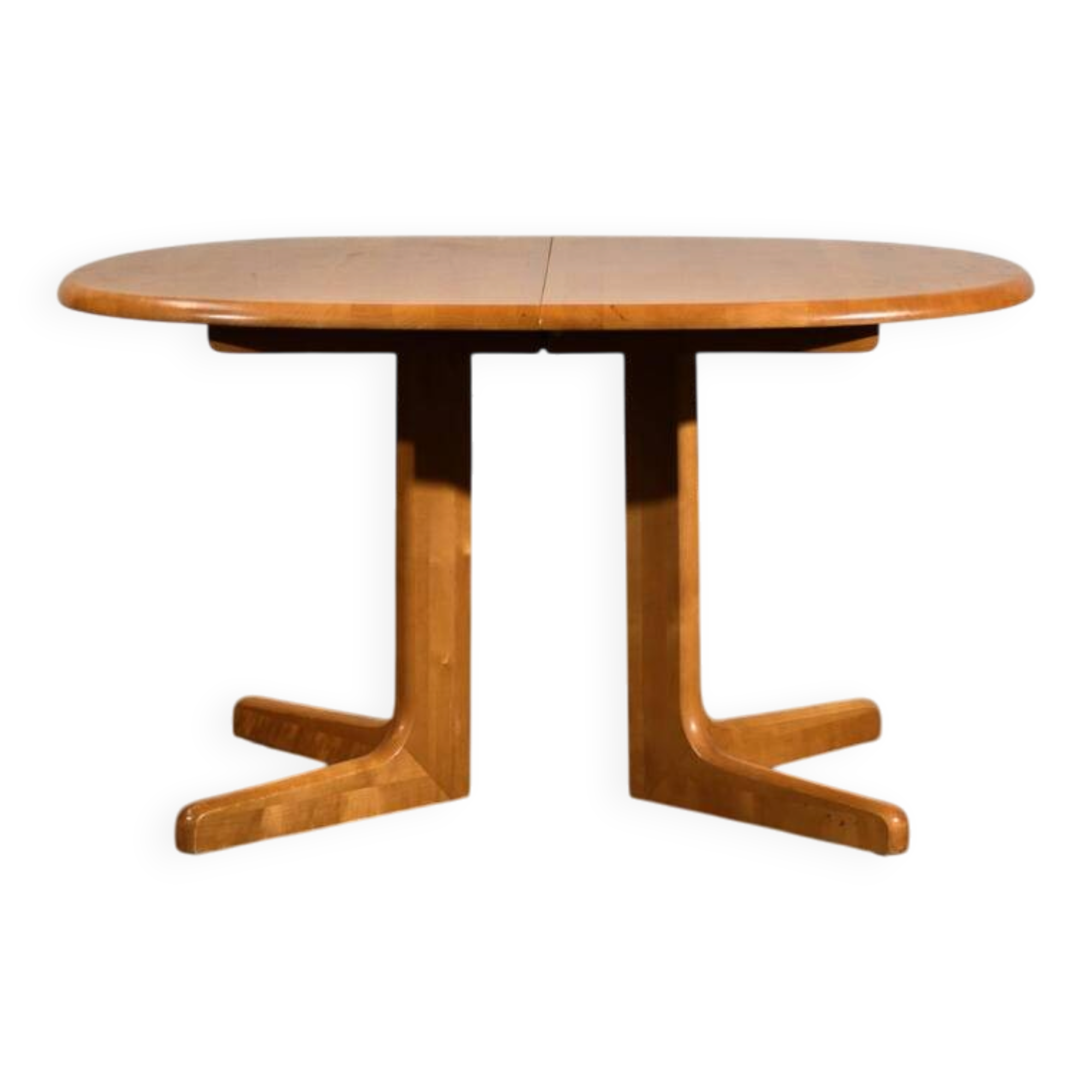 Oval dining table with 2 extensions.