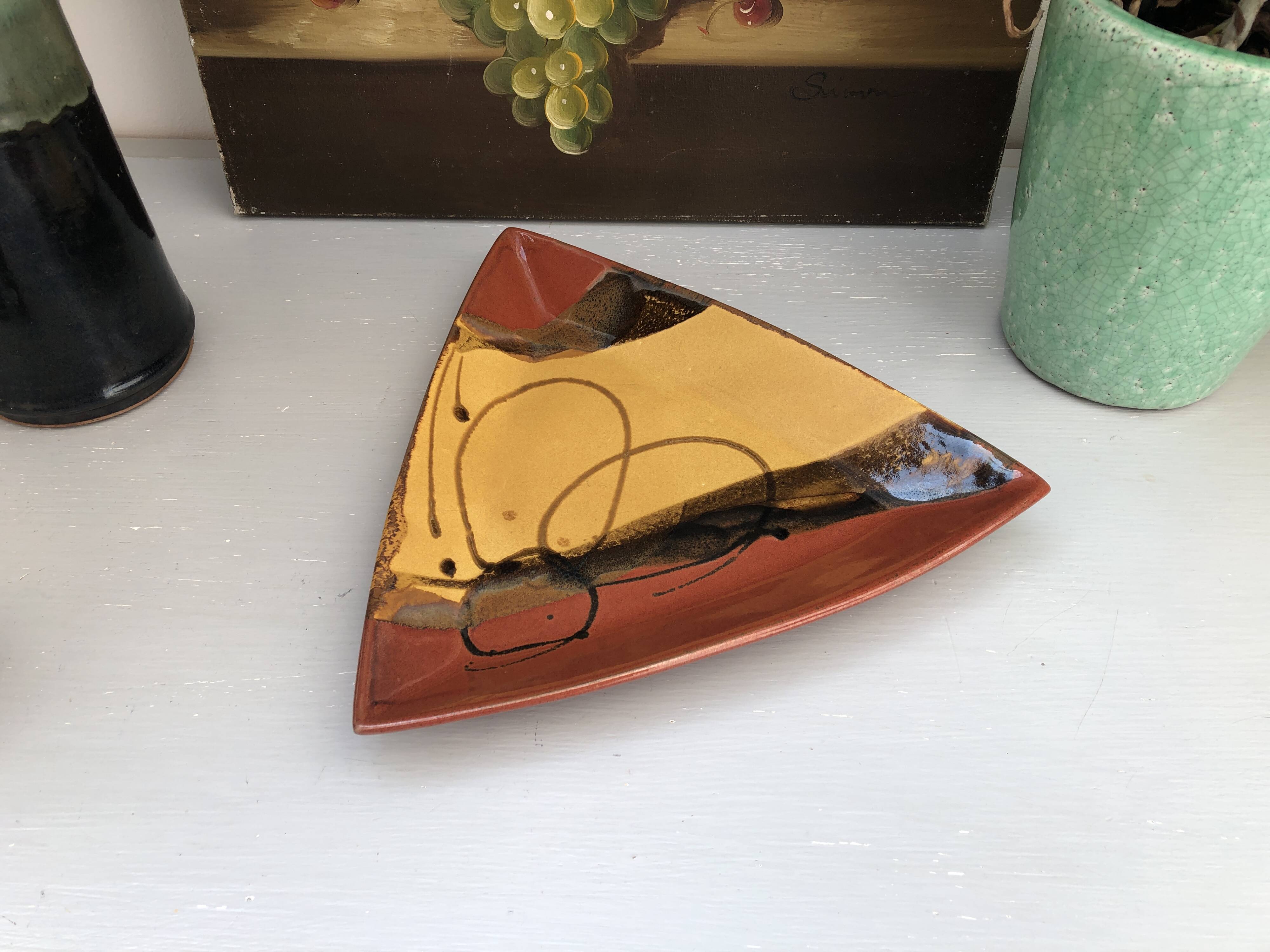 Ceramic pocket emptying dish