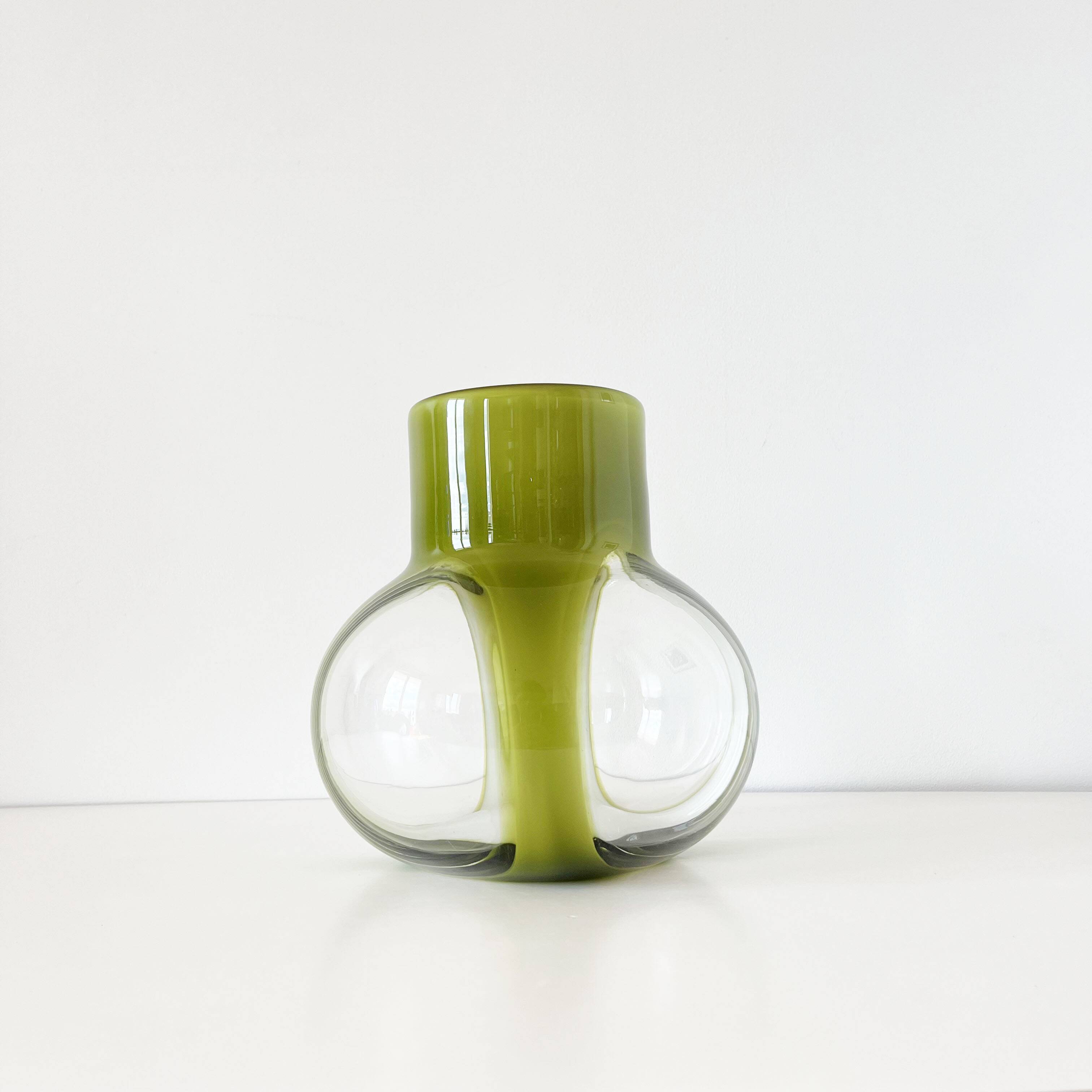 Vase en verre soufflé et opaline vert vintage 1960