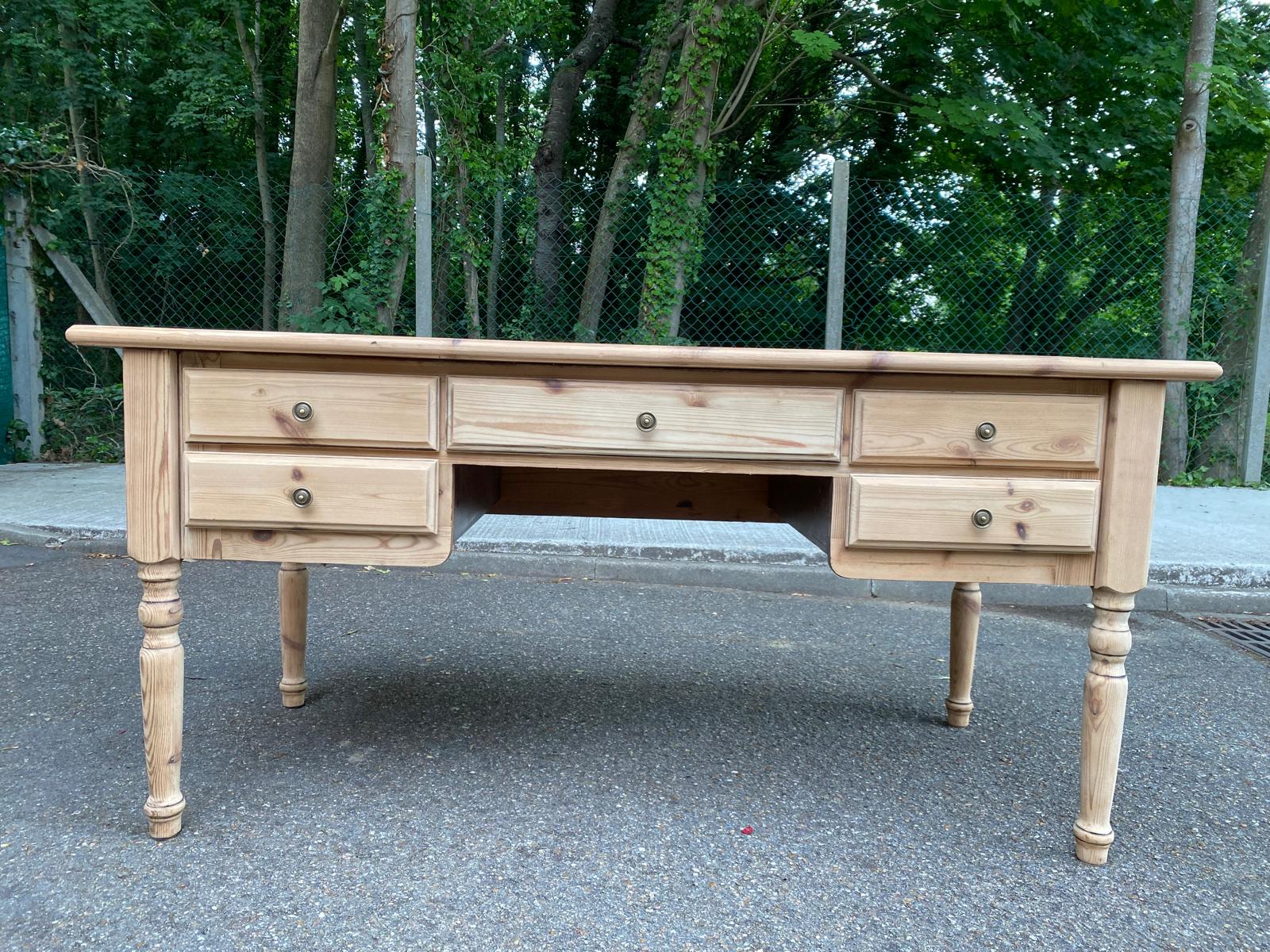 Scandinavian cocktail desk renovated in solid wood from the 90s.