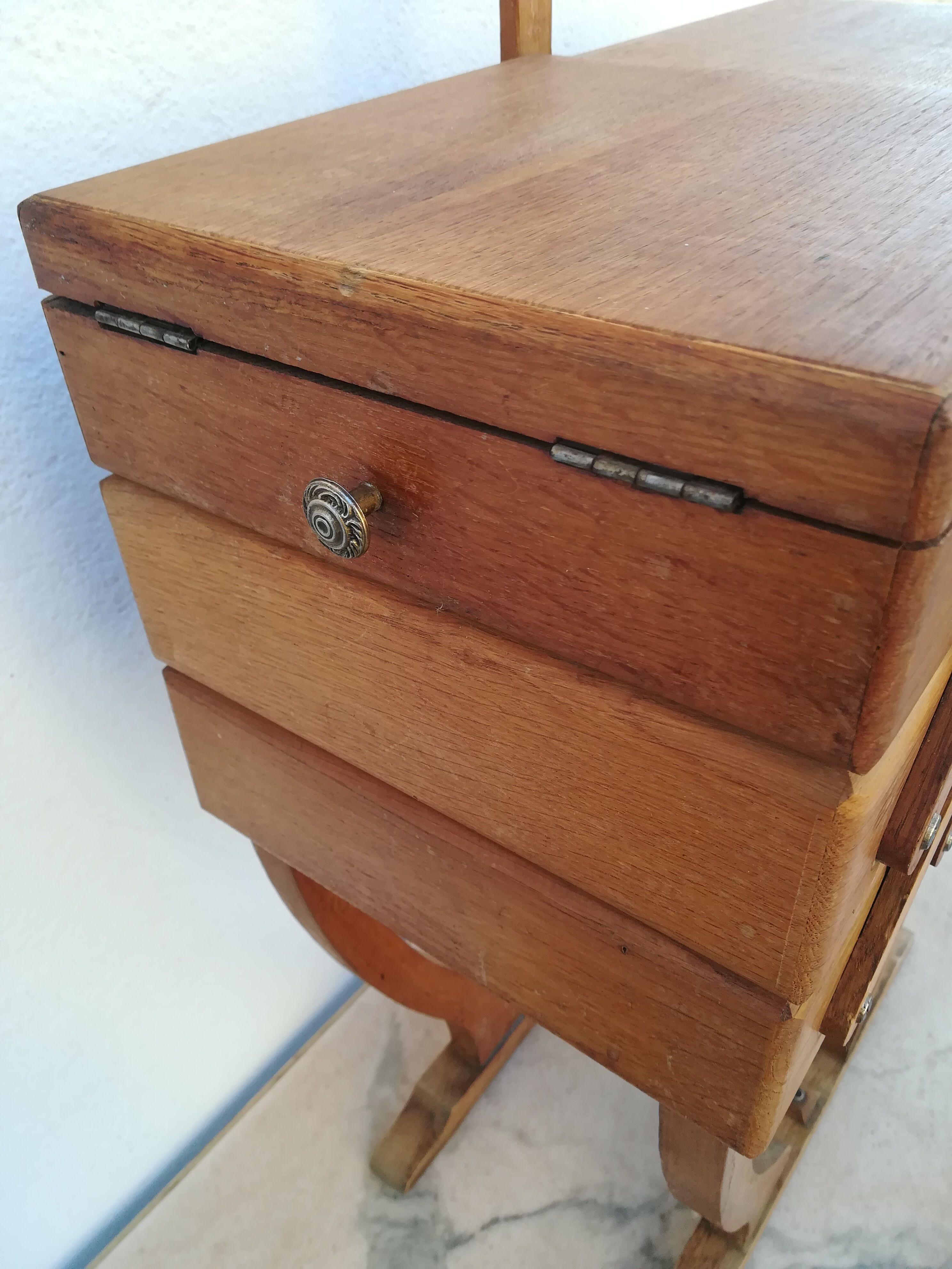 Worker light oak on feet