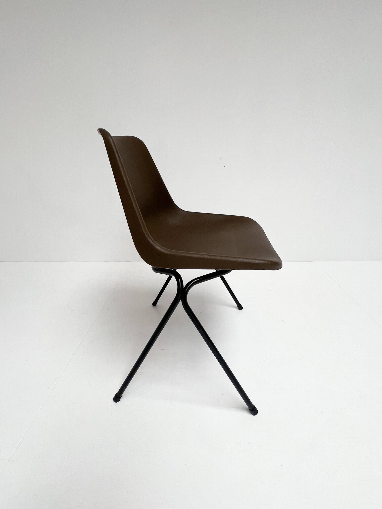 Brown and black set of 6 Polyprop chairs on a metal frame. The Polyprop cha