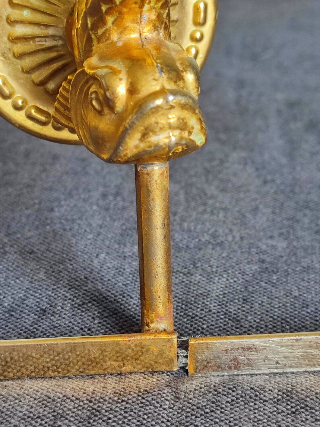 Ensemble de salle de bain doré en forme de poisson vintage.