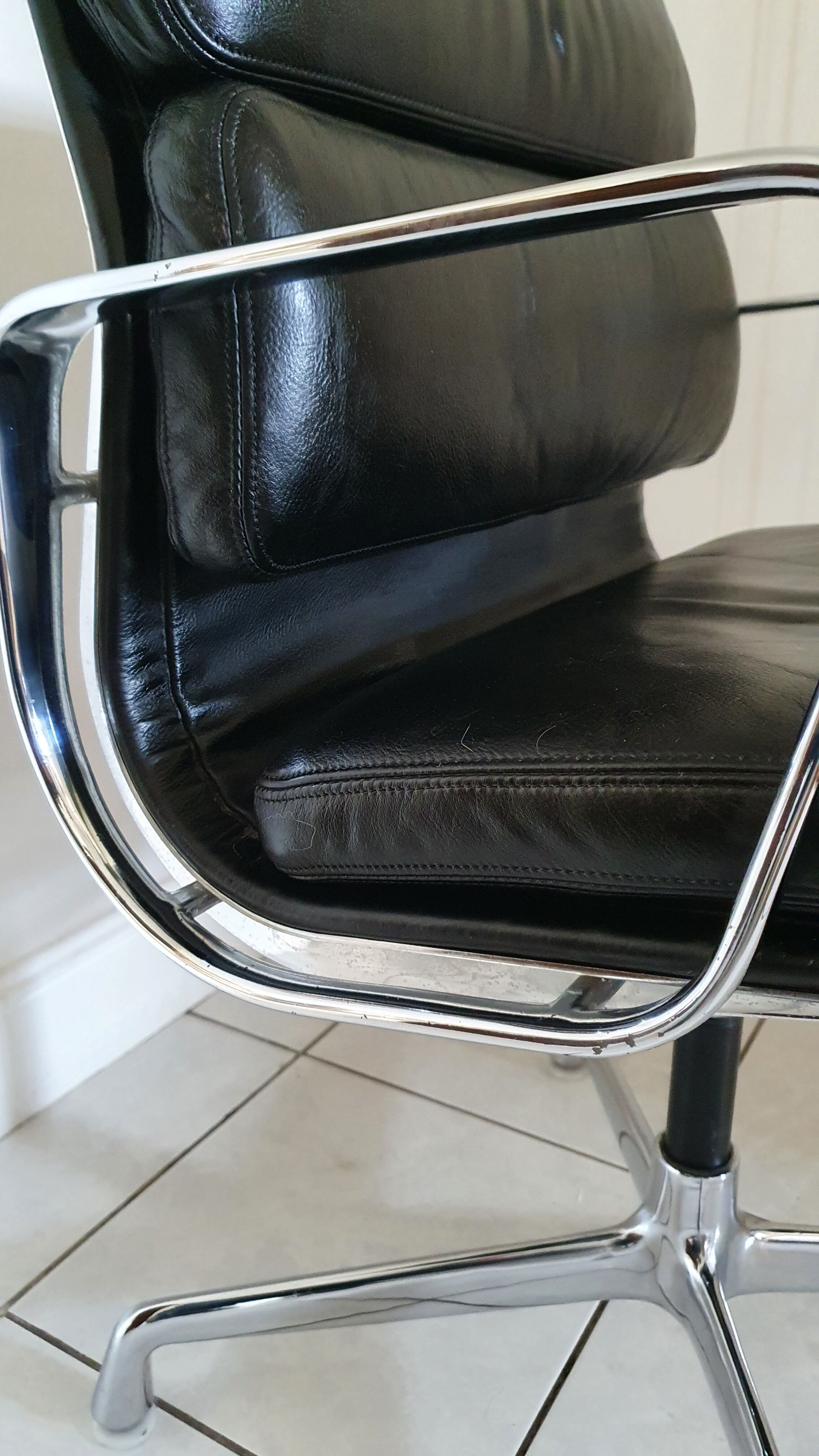 Fauteuil EA208 soft pad Charles et Ray Eames édition Herman Miller