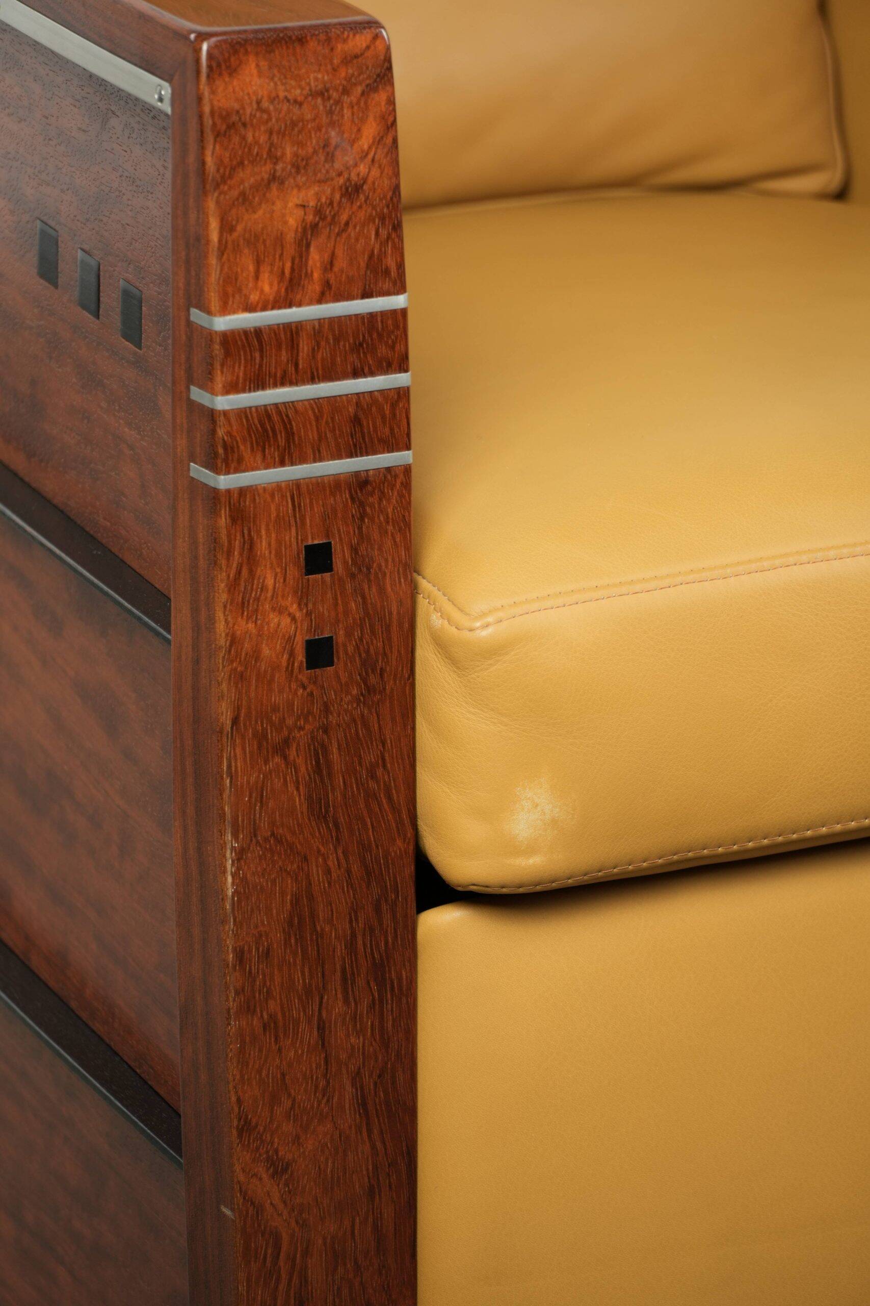 Fauteuil Art Déco jaune de luxe et bien entretenu
