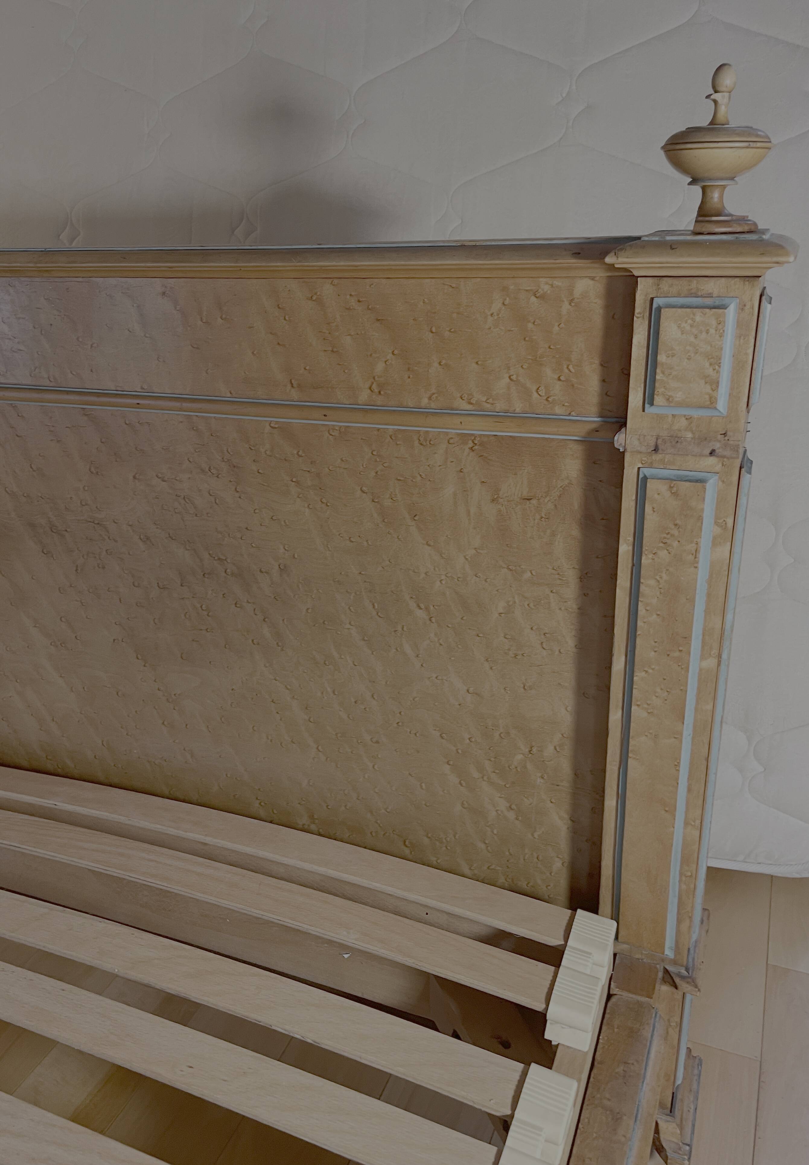 Late 19th century bed – painted maple burl – with base + 135x190 mattress