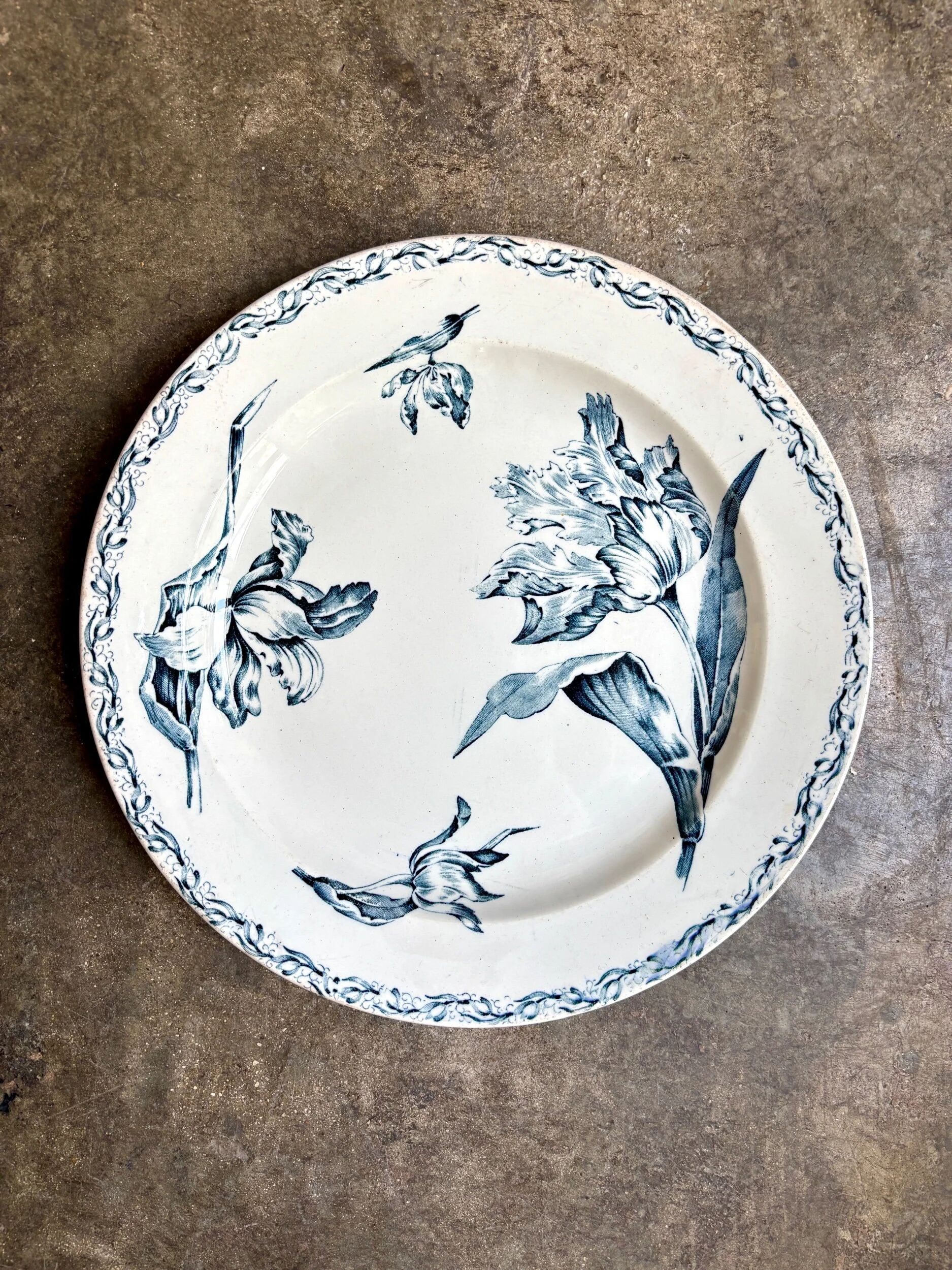 Round flat dish Lunéville in blue ironstone, "Tulip" service.