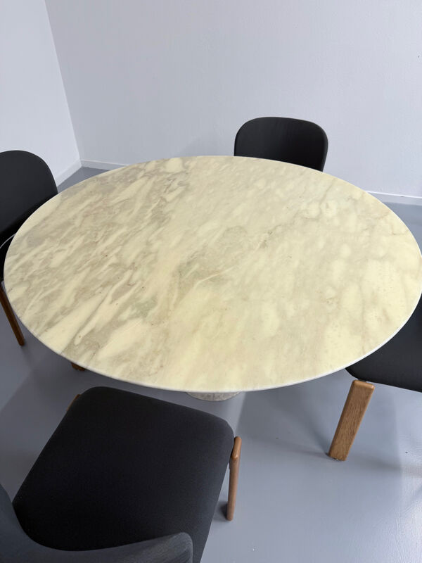 Table ronde en marbre veiné piètement central design italien années 70