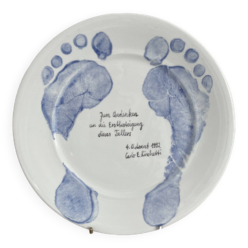 Plat figgjo, modèle dessiné par carlo linchetti, artiste suisse, design scandinave, décor pieds