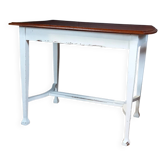 Table de laiterie anglaise avec des graffitis en haut.