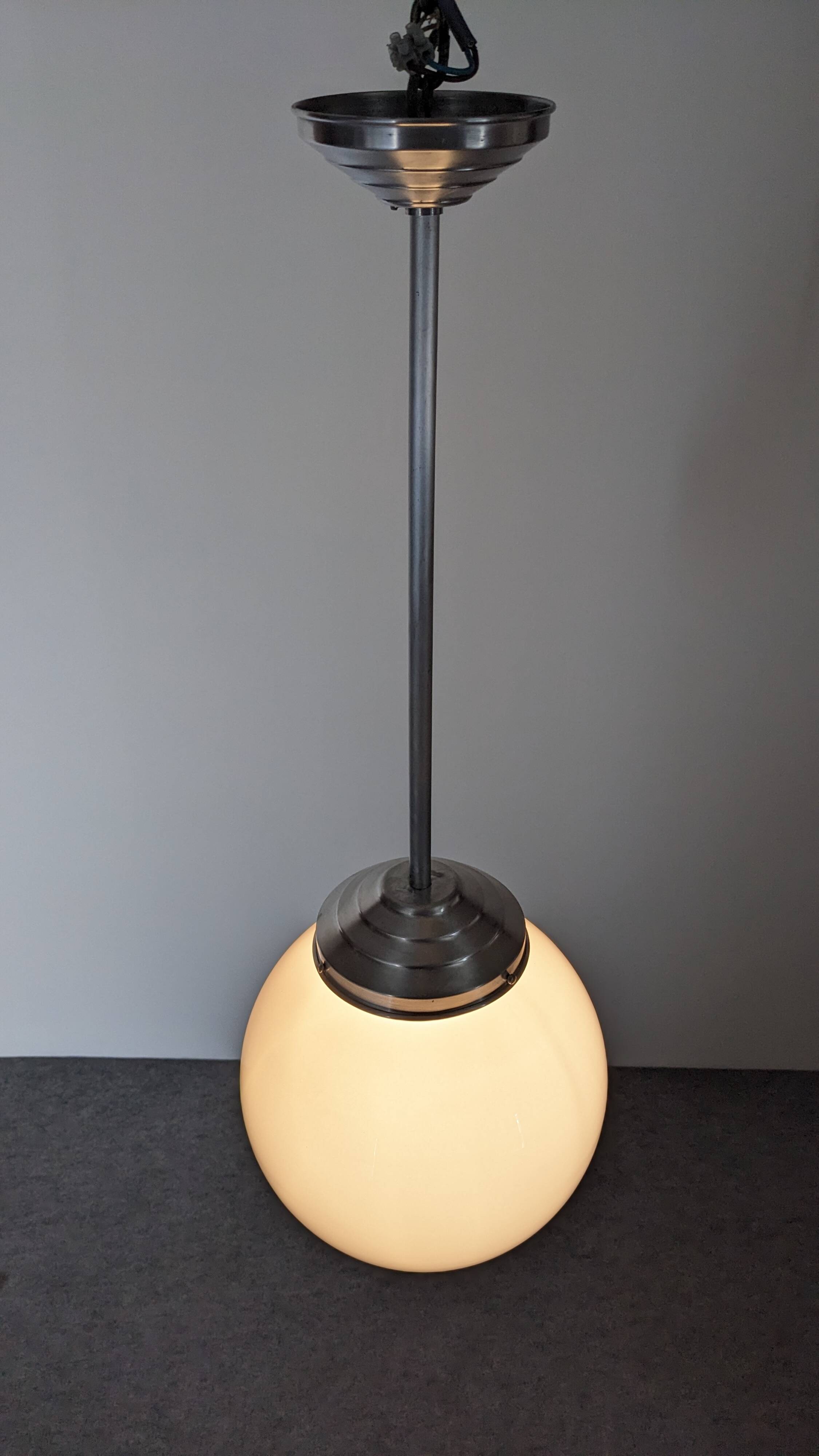 Suspension boule XL Art déco en opaline blanche, France vers 1920