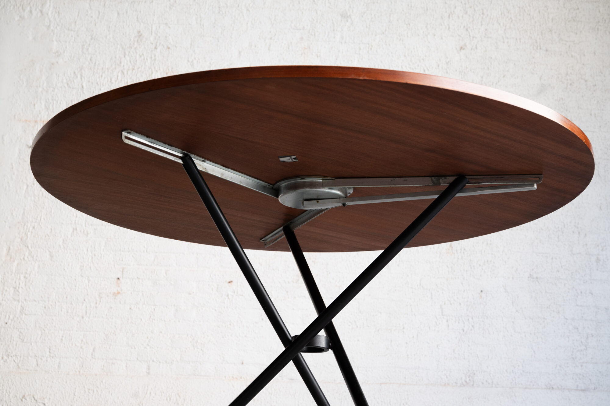 Table ronde élévatrice par Jürg Bally