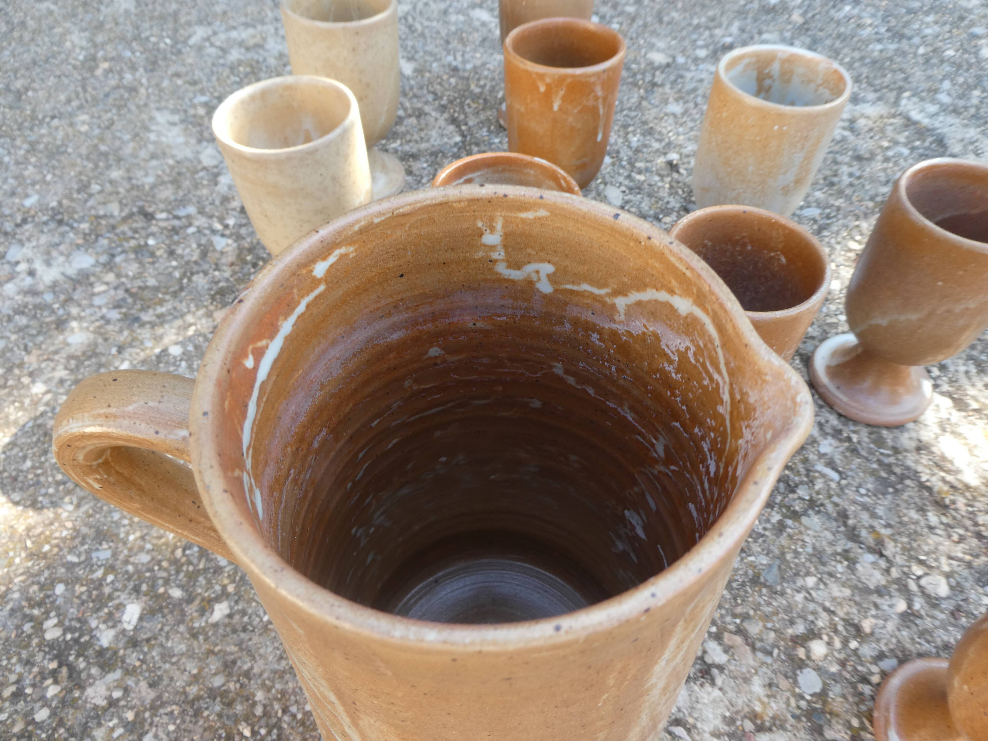 Service mazagrans and decanter in enamelled stoneware.