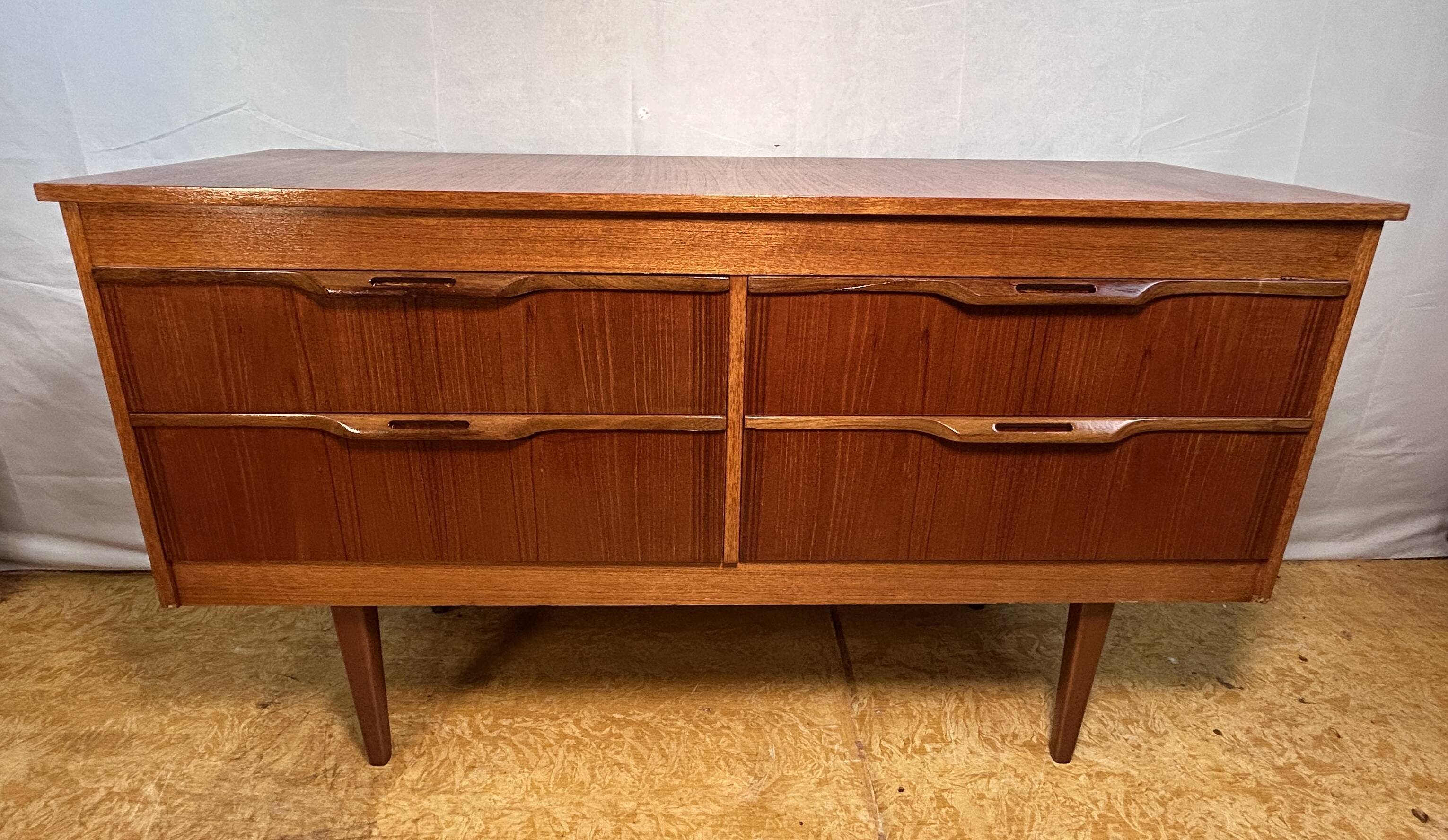 Buffet rétro vintage à quatre tiroirs en teck par Stonehill – 1960