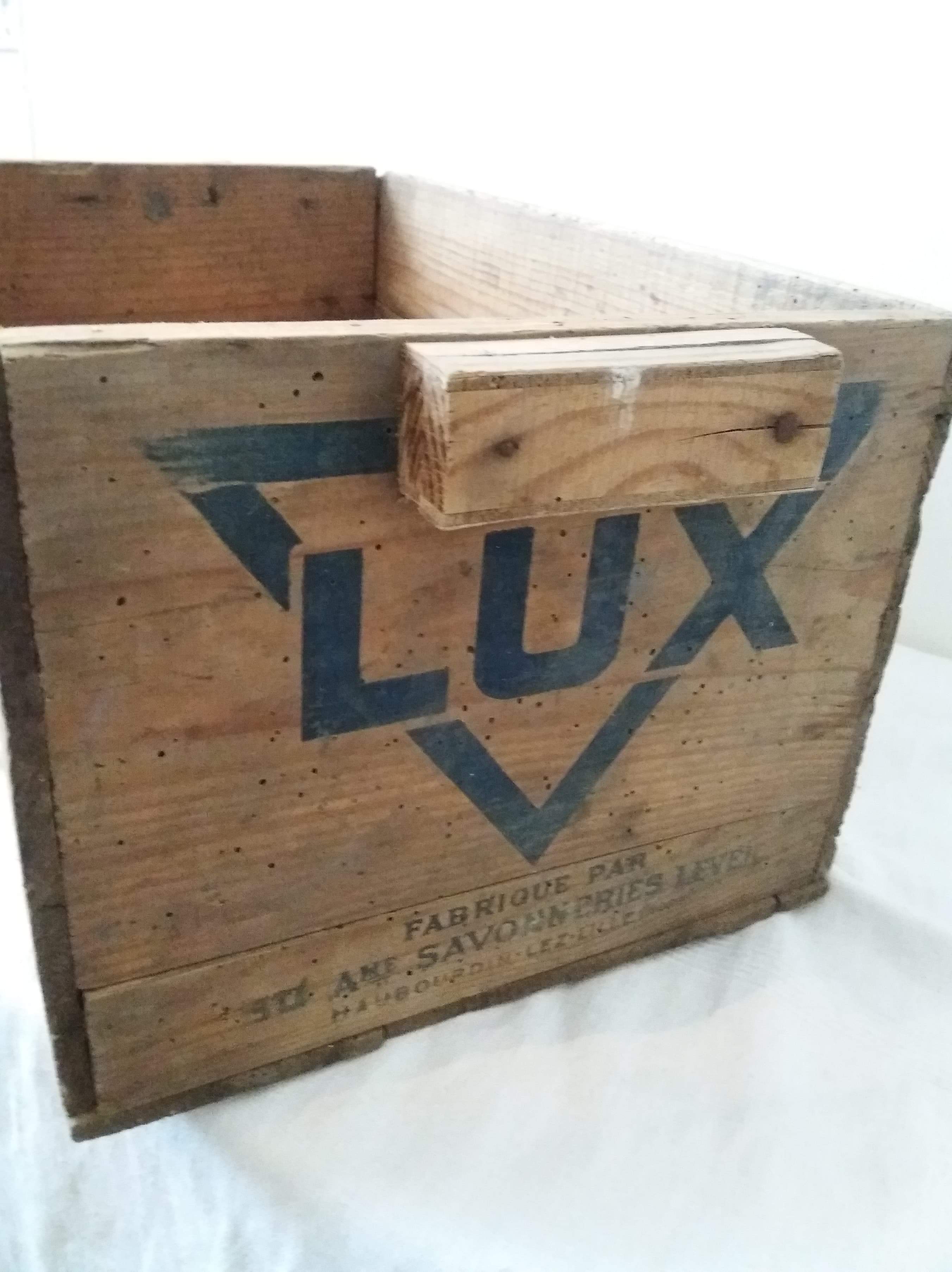 Ancienne caisse publicitaire en bois LUX