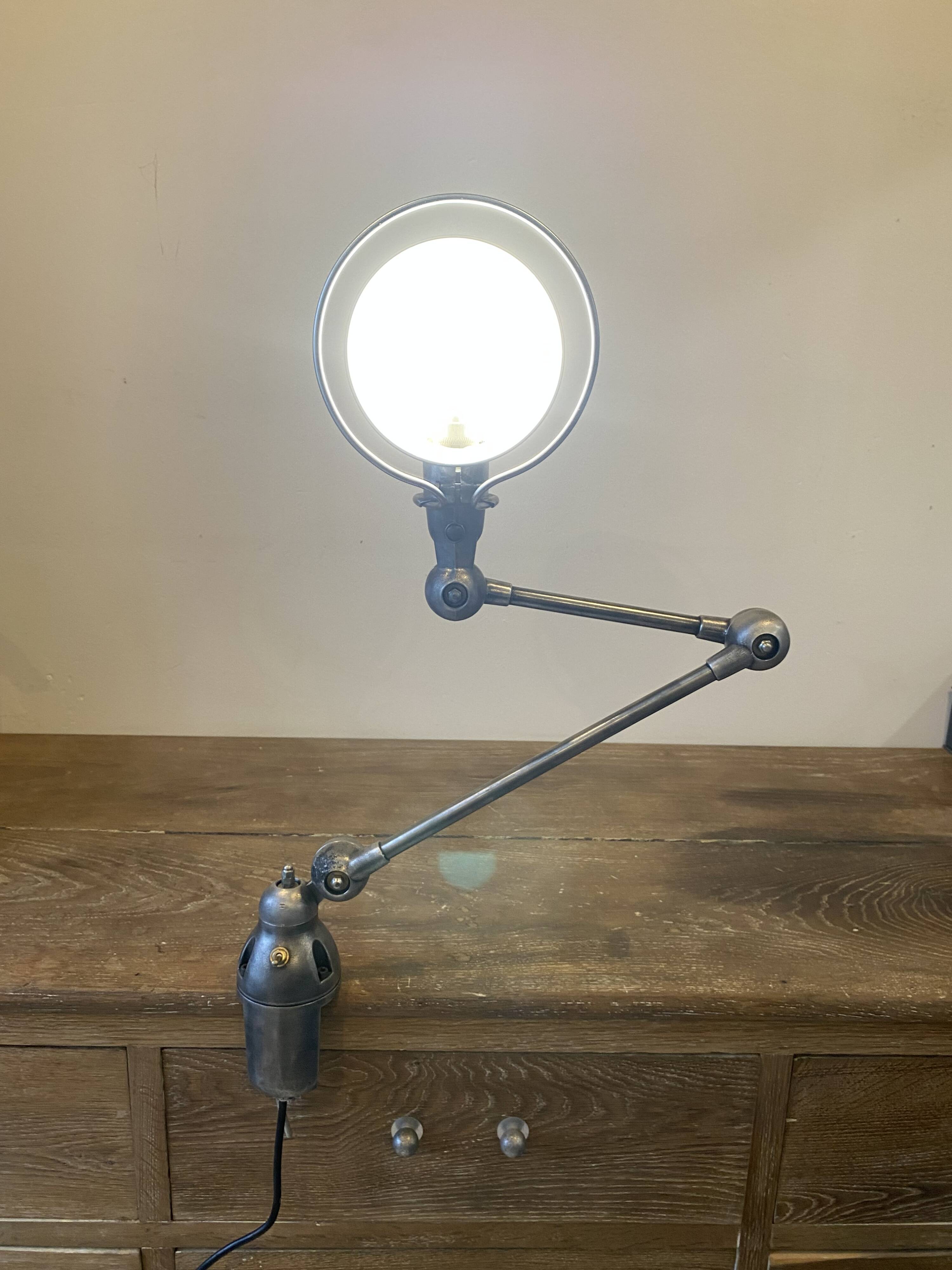 Jieldé desk lamp with 2 arms of 40cm and 25cm with a clamp base.