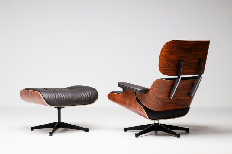Fauteuil Eames XL et repose-pieds en palissandre de Santos avec cuir chocolat.