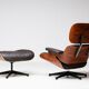 Fauteuil Eames XL et repose-pieds en palissandre de Santos avec cuir chocolat.