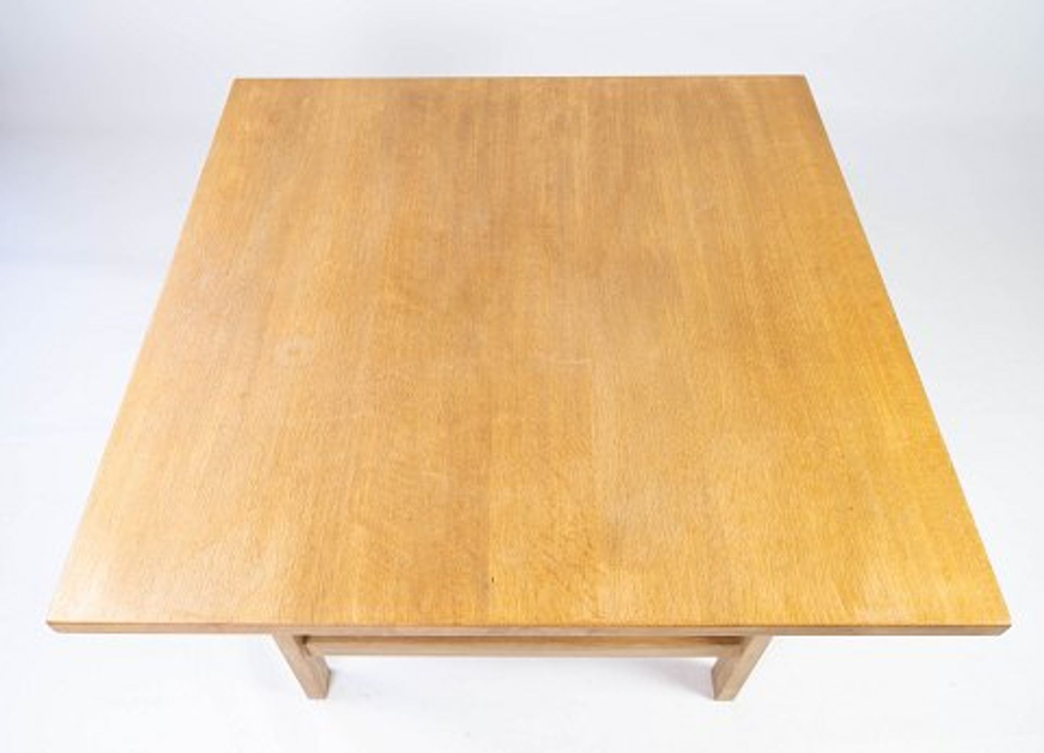Table basse en chêne conçue par Hans J. Werner et fabriquée par PP Furniture.