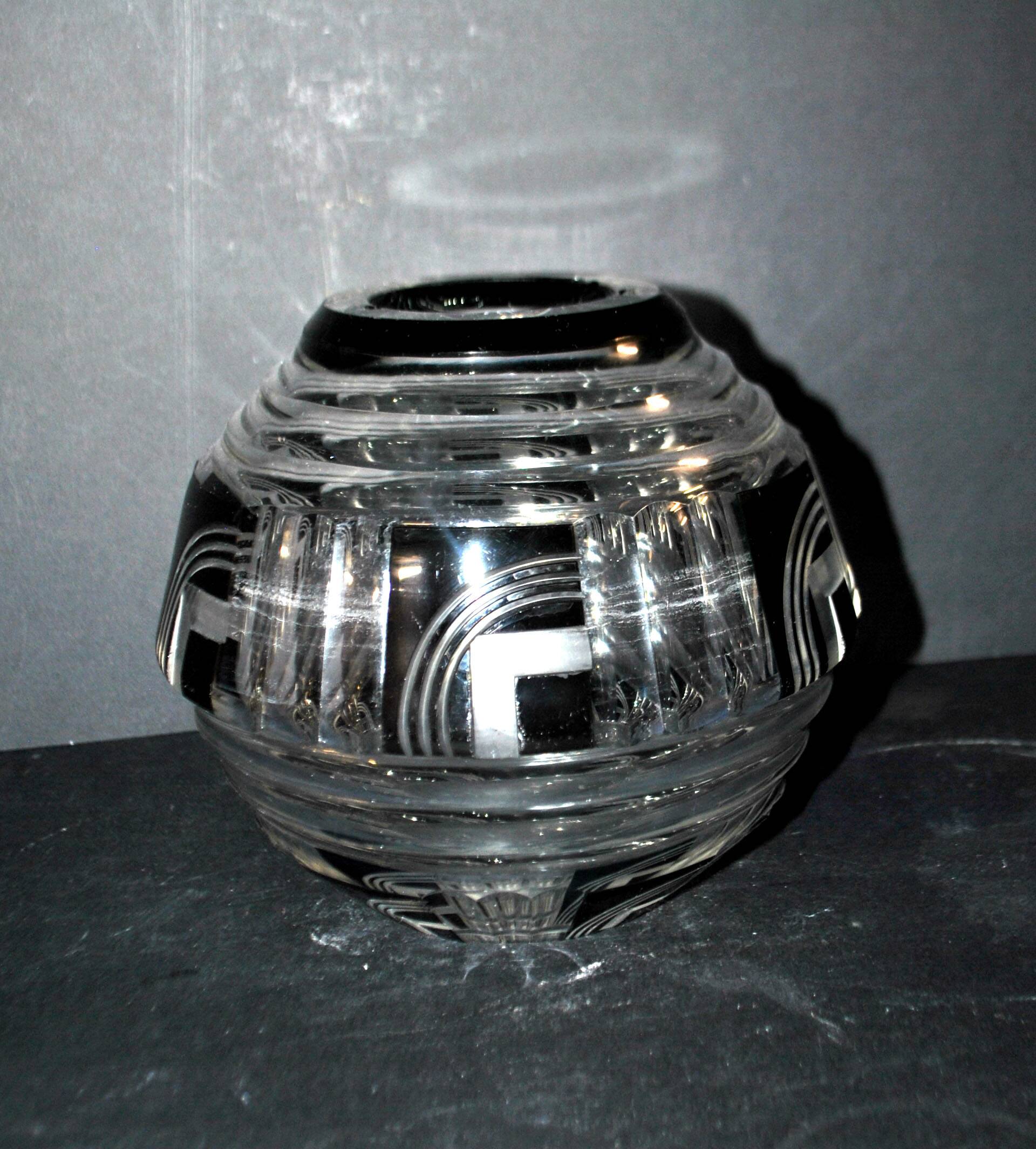 Art Deco round vase in black overlay crystal 1930-1940 Val Saint Lambert?