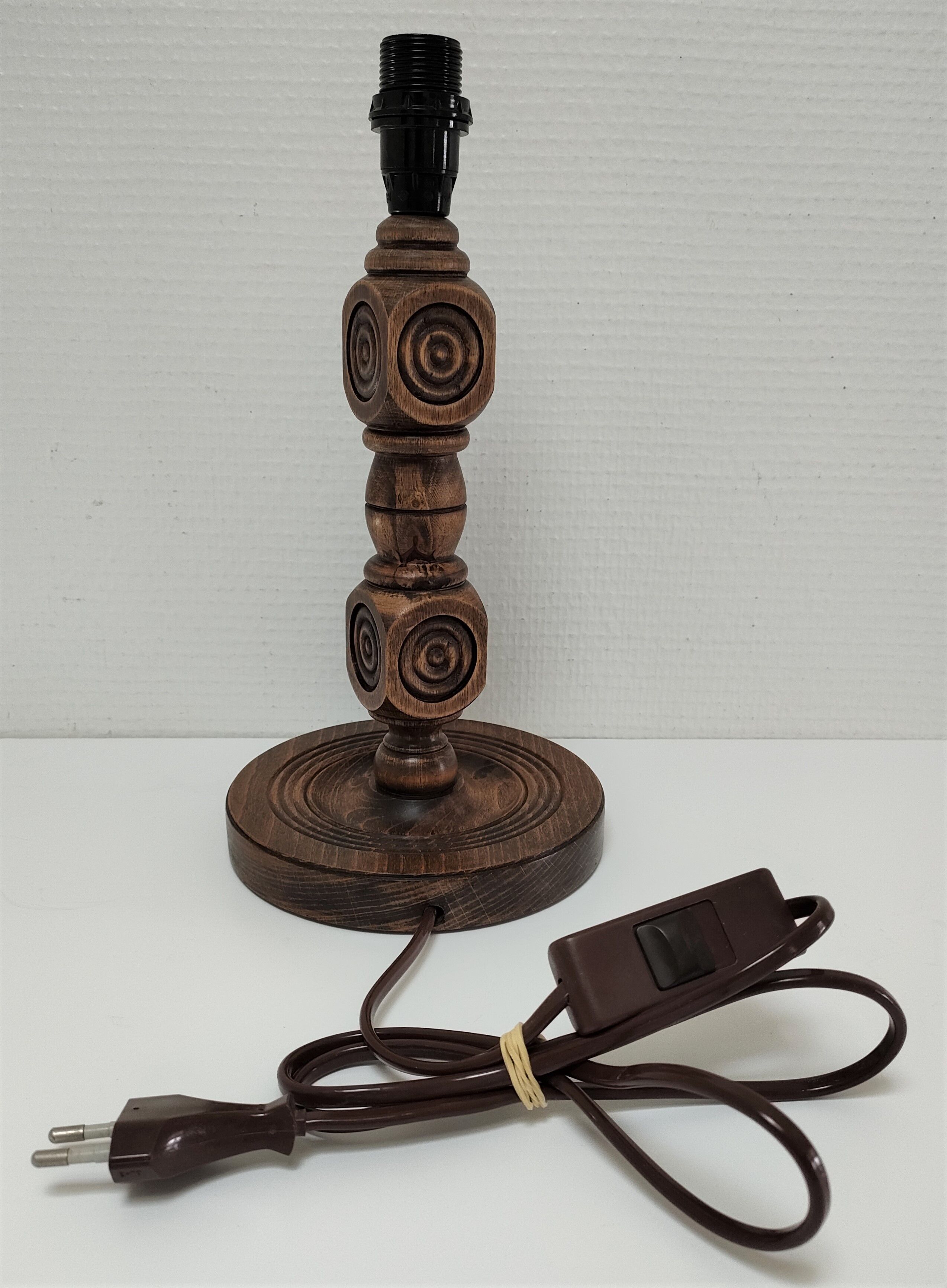 Solid wood lamp decorated with vintage hollow circles