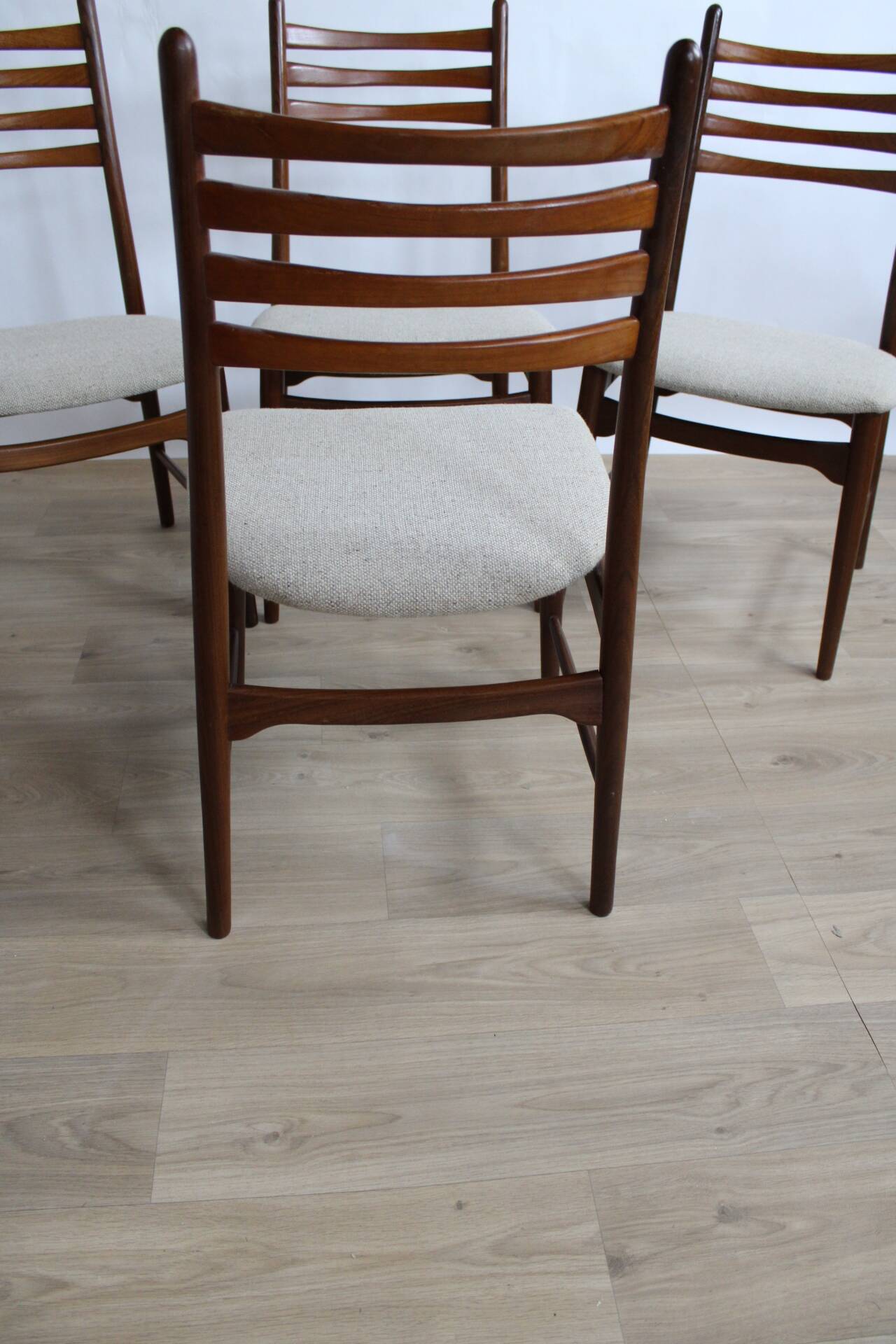 4 chaises teck tissus moiré gris blanc Scandinaves 1960 Danematk