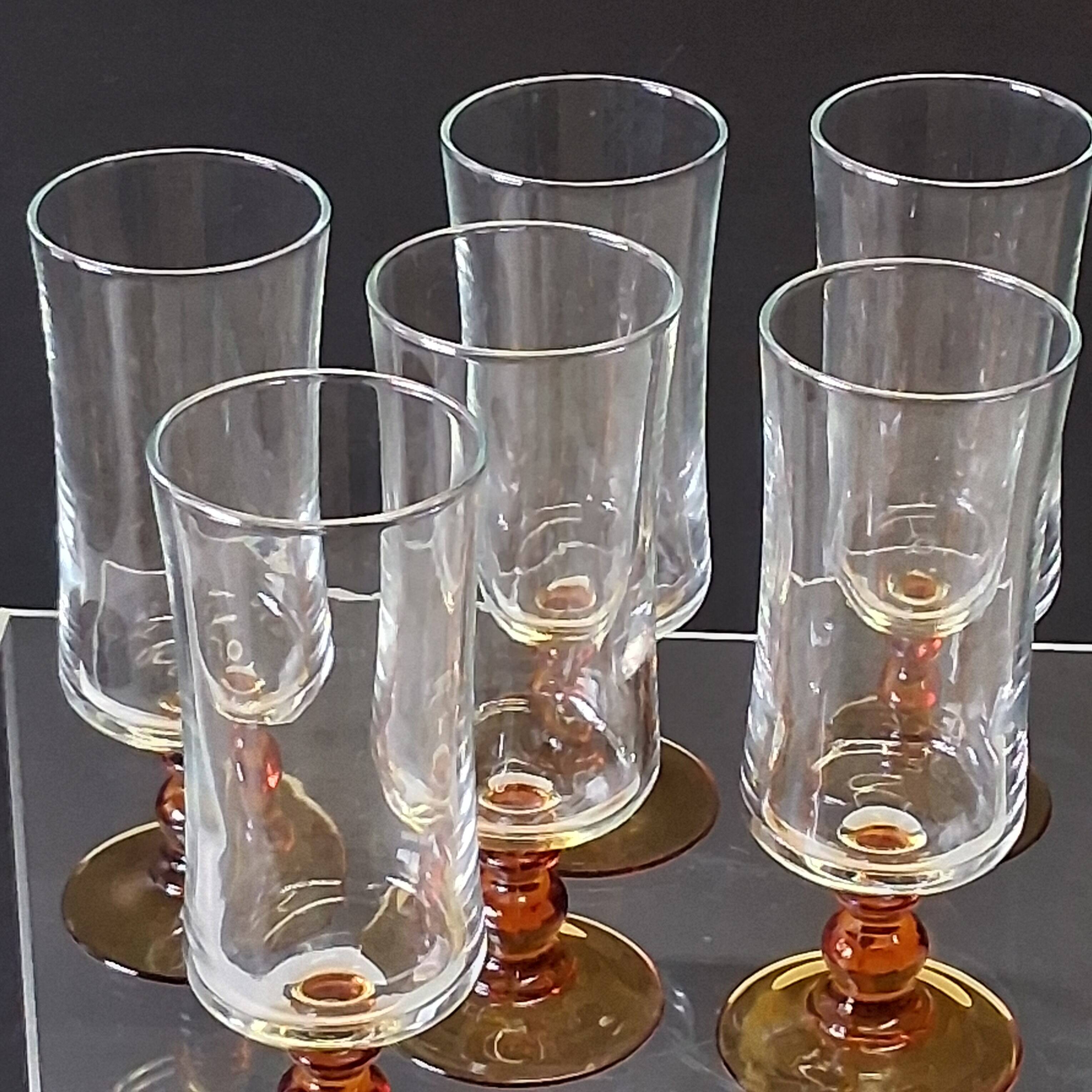 6 amber-footed champagne flutes in very good condition.