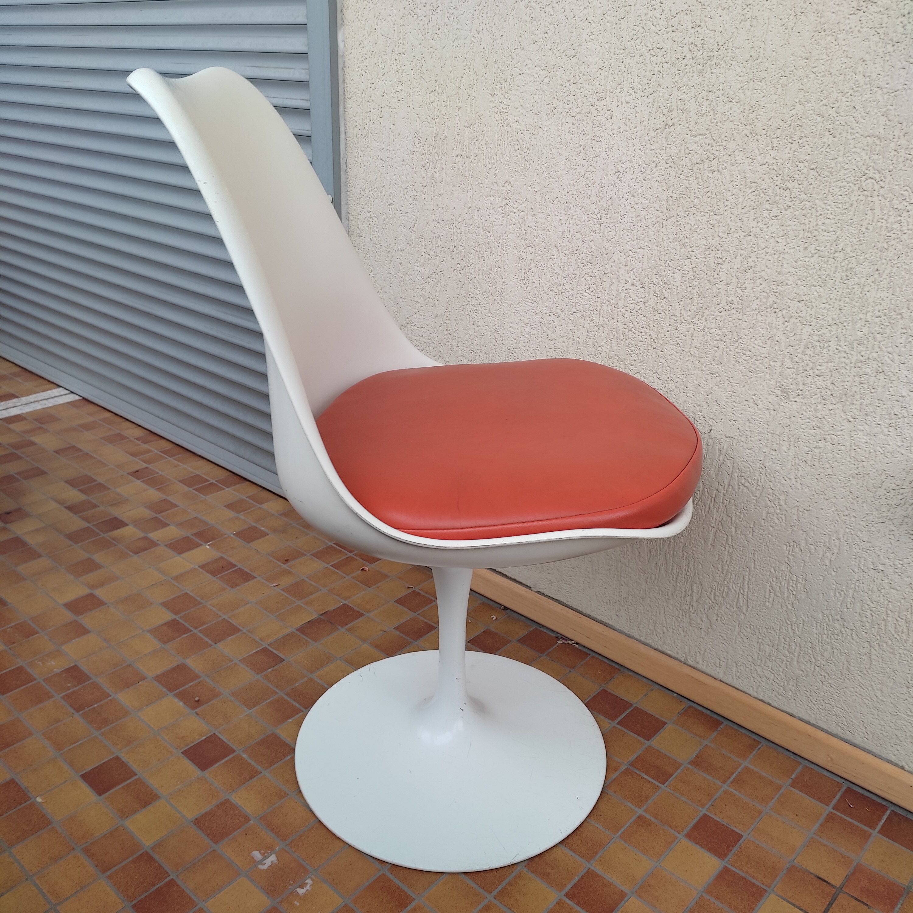 Vintage tulip chair by Eero Saarinen for Knoll