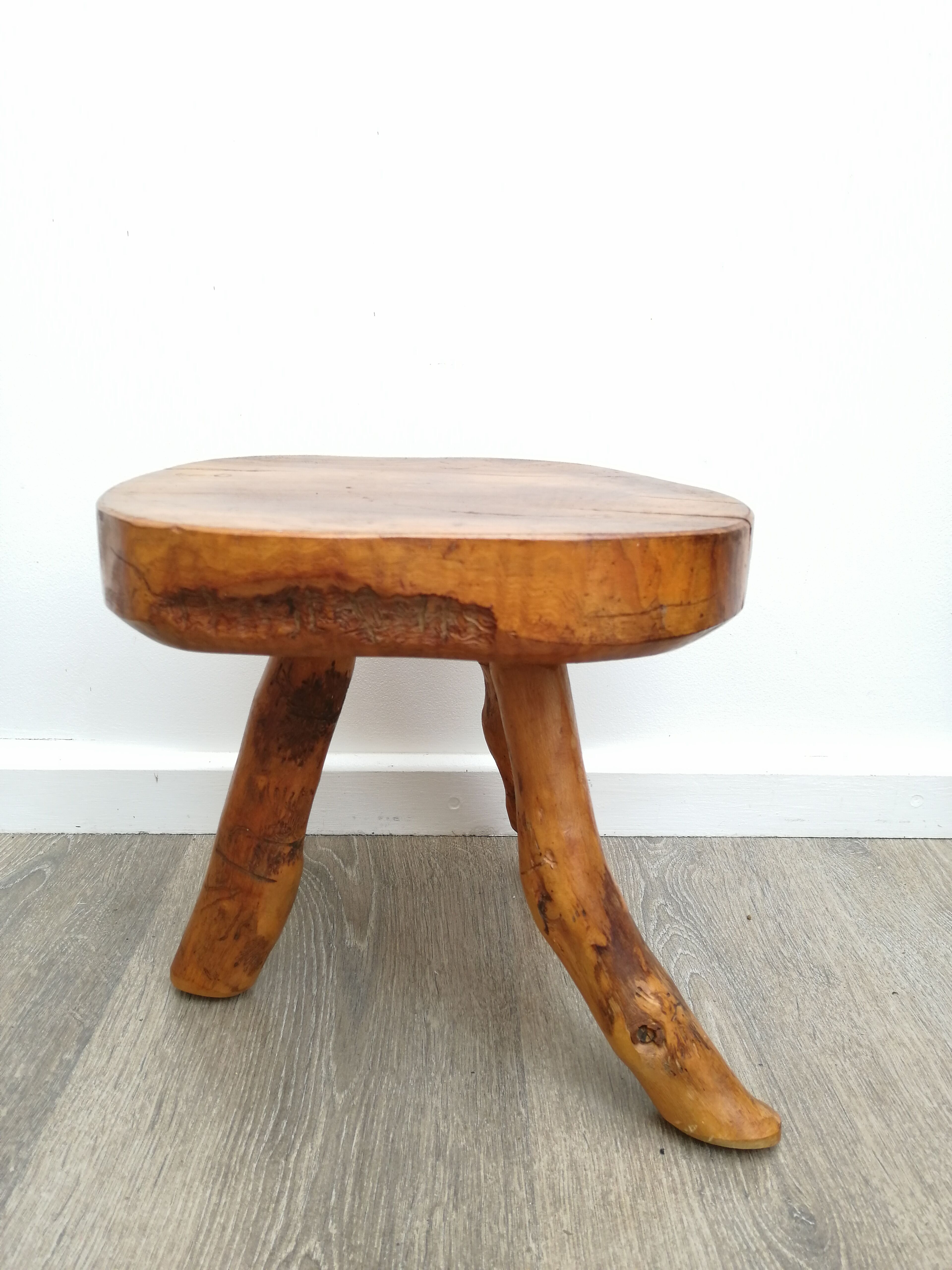 Tripod tab in olive wood