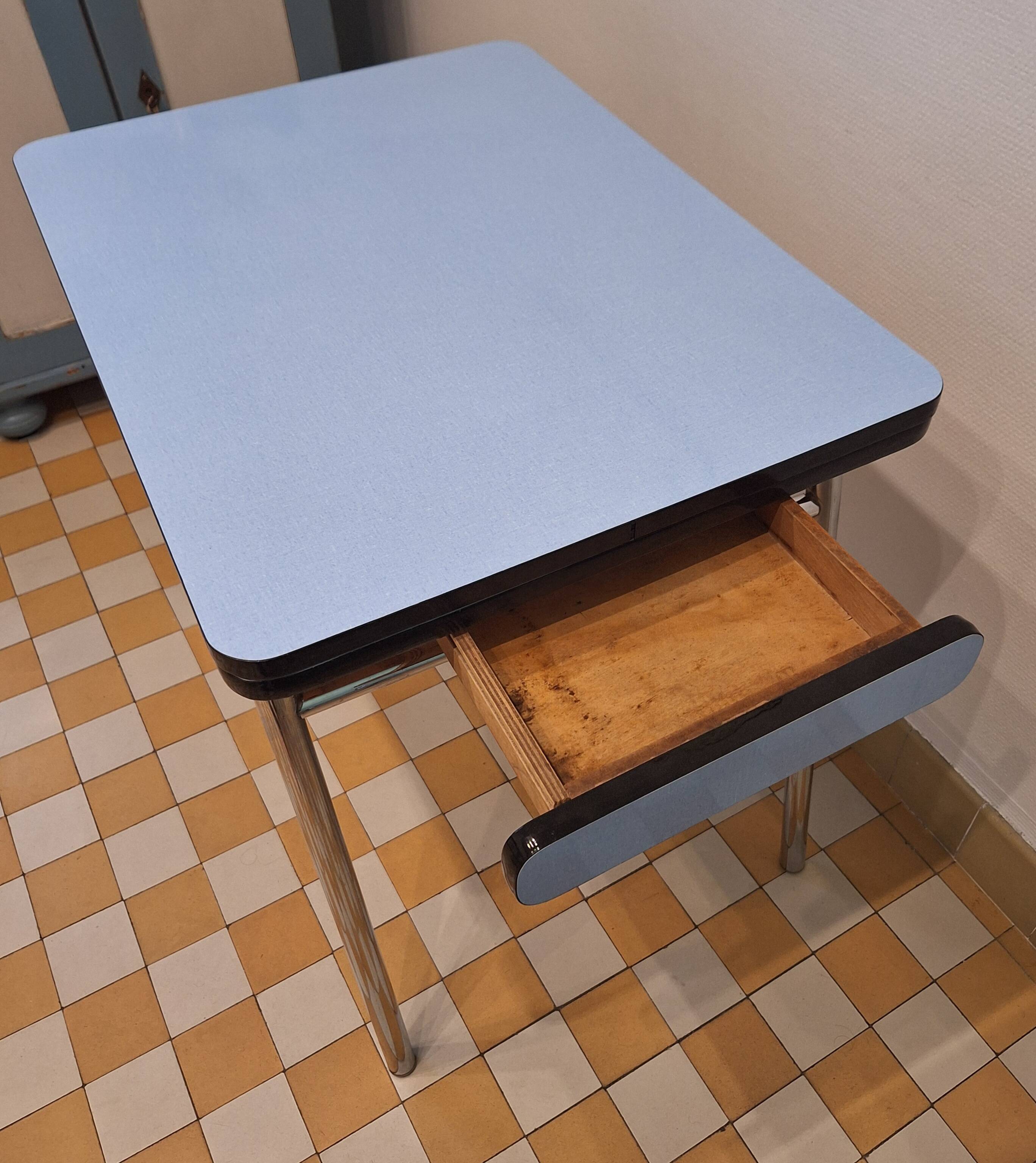 Table et chaises formica bleu
