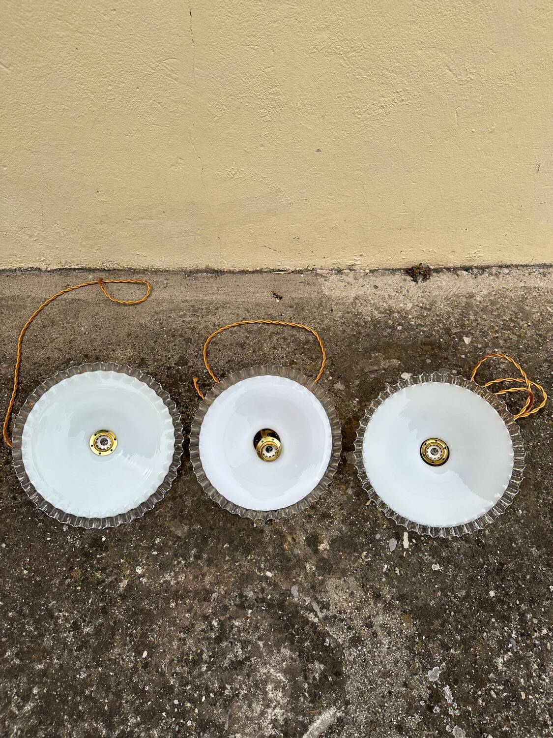 Trio suspension vintage abat jour opaline ondulée fils dorés lumière ancienne